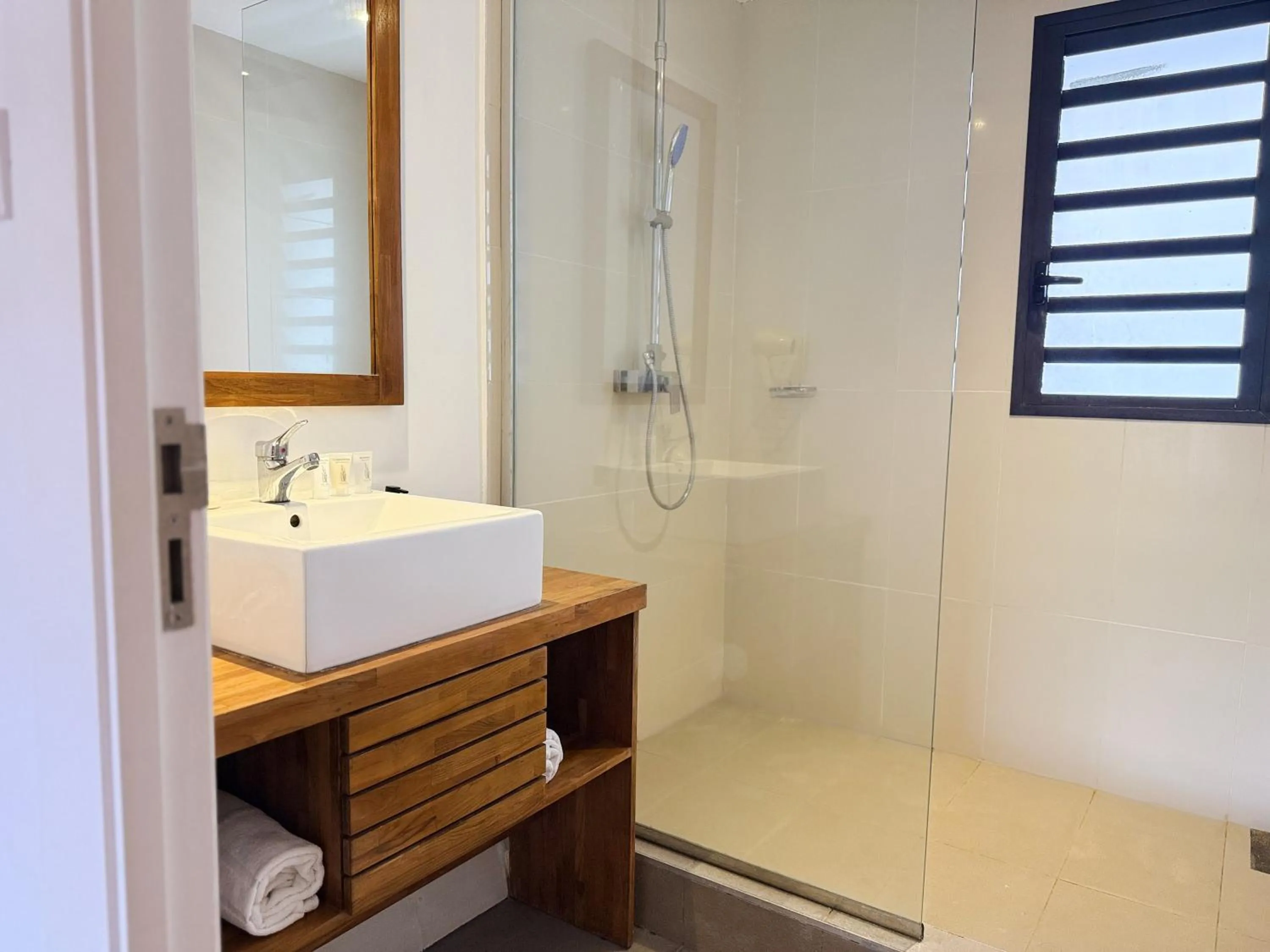 Shower in Be Cosy by LOV Mauritius