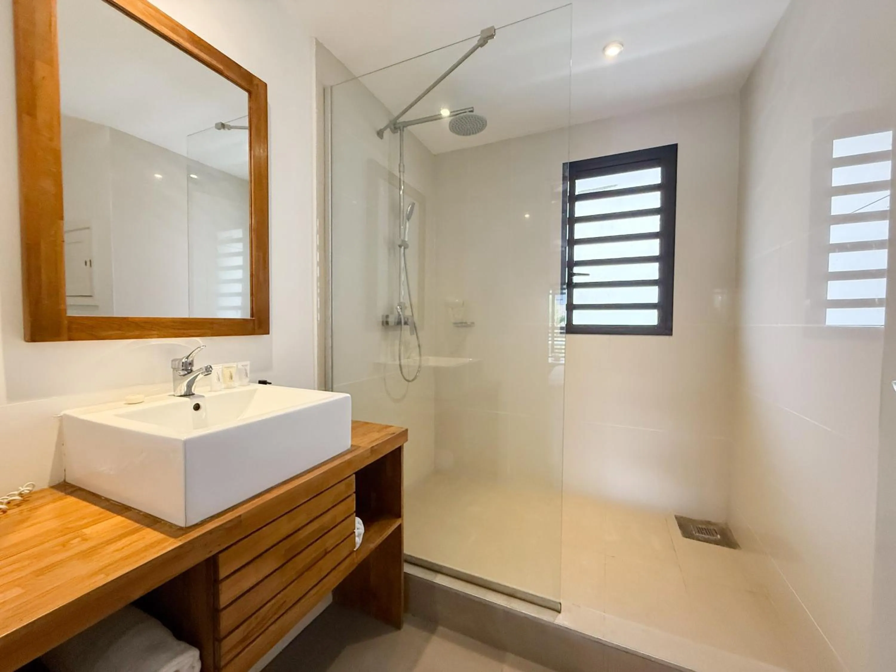 Shower in Be Cosy by LOV Mauritius
