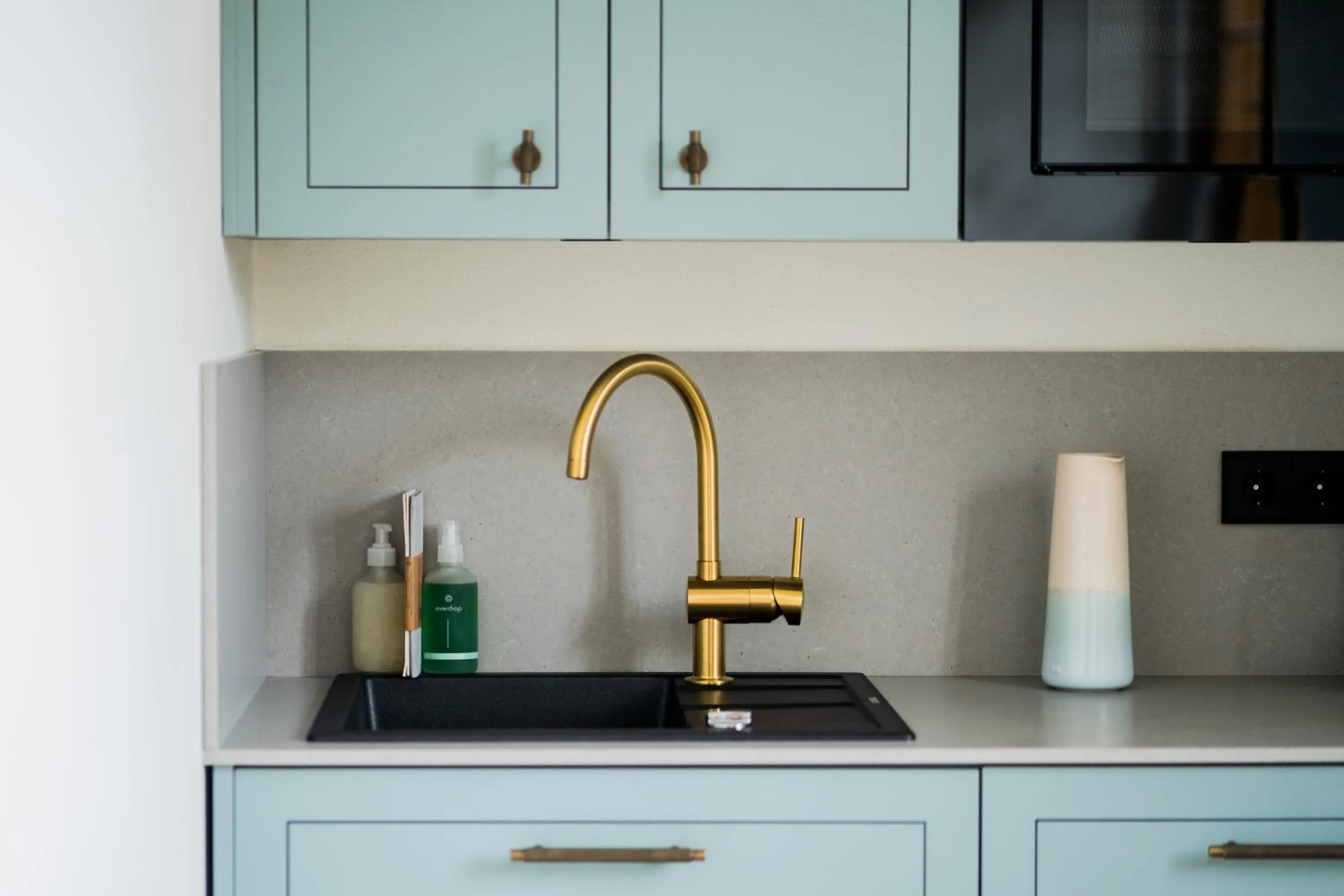 Kitchen or kitchenette in Bob W Munich Airport - Peterhof