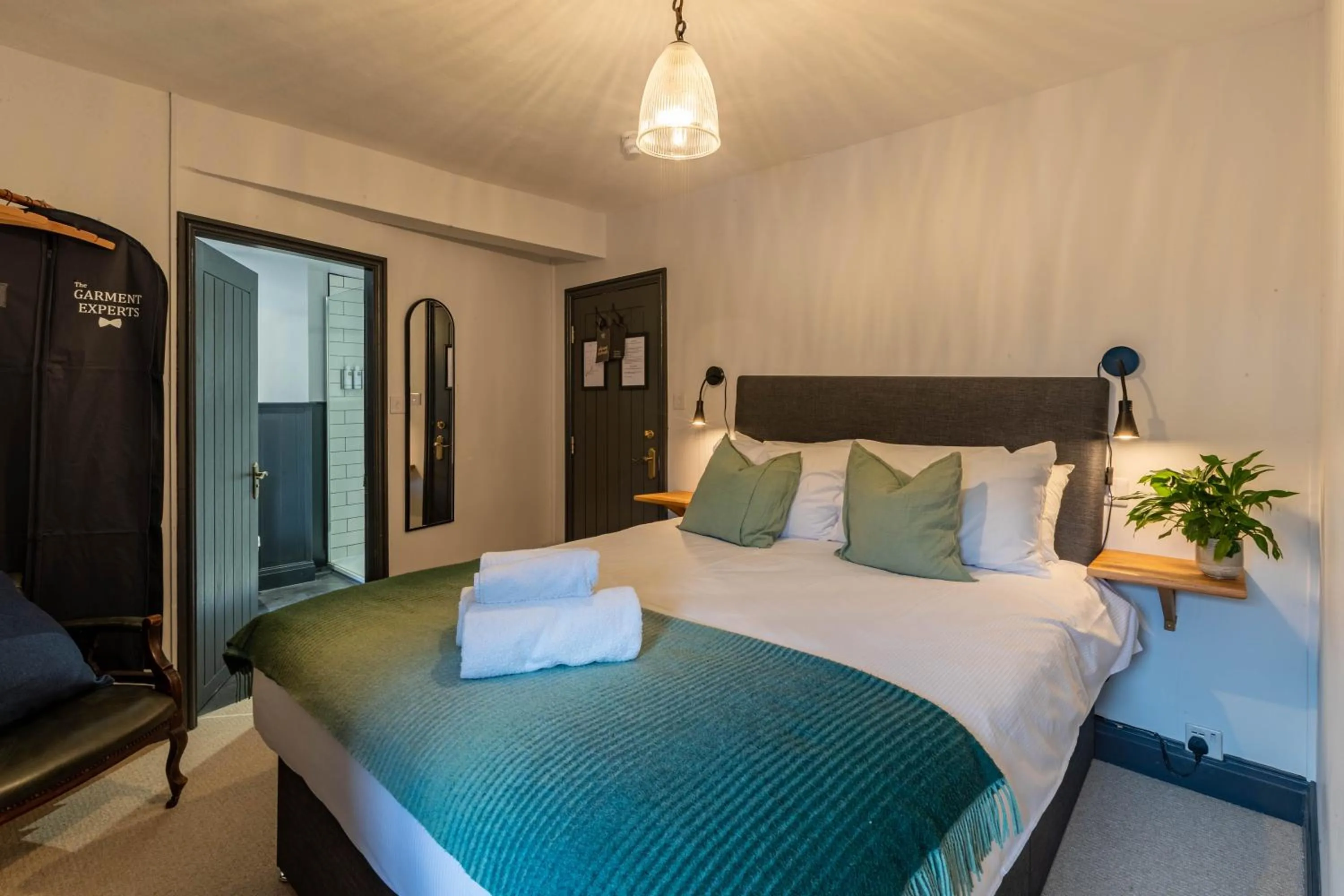 Bedroom, Bed in Royal Oak Pub