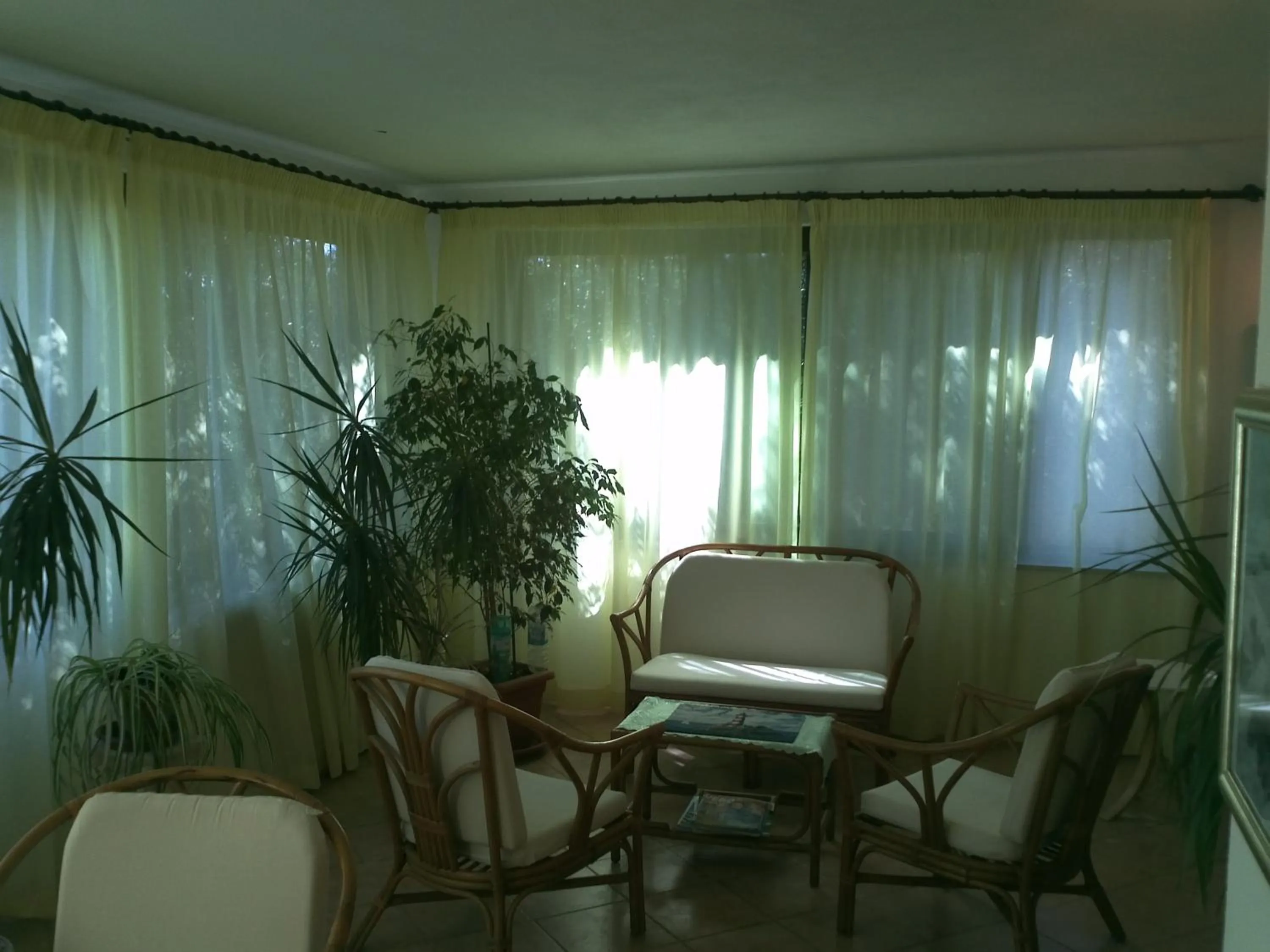 Communal lounge/ TV room in Hotel Abbaruja