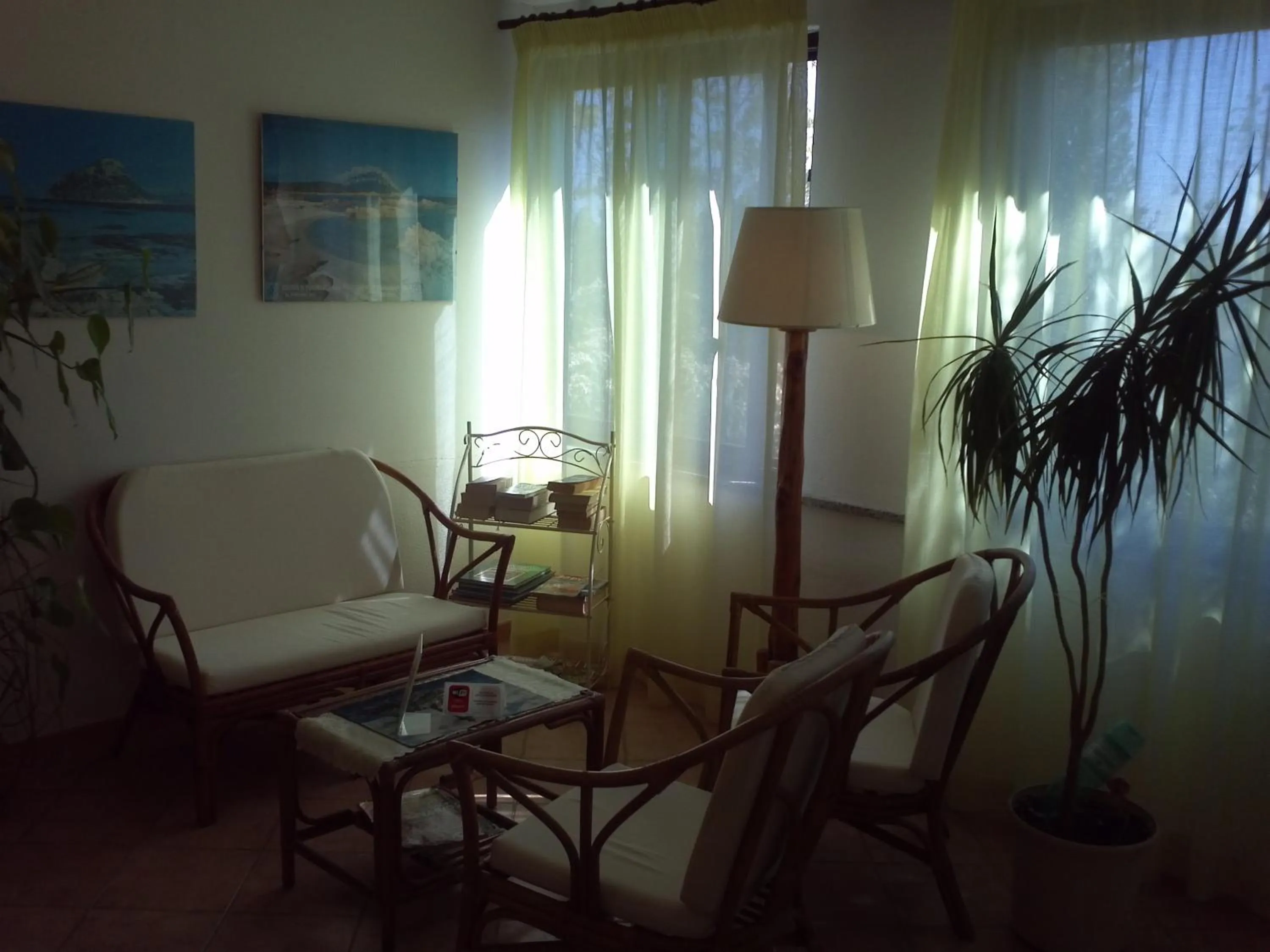 Communal lounge/ TV room in Hotel Abbaruja