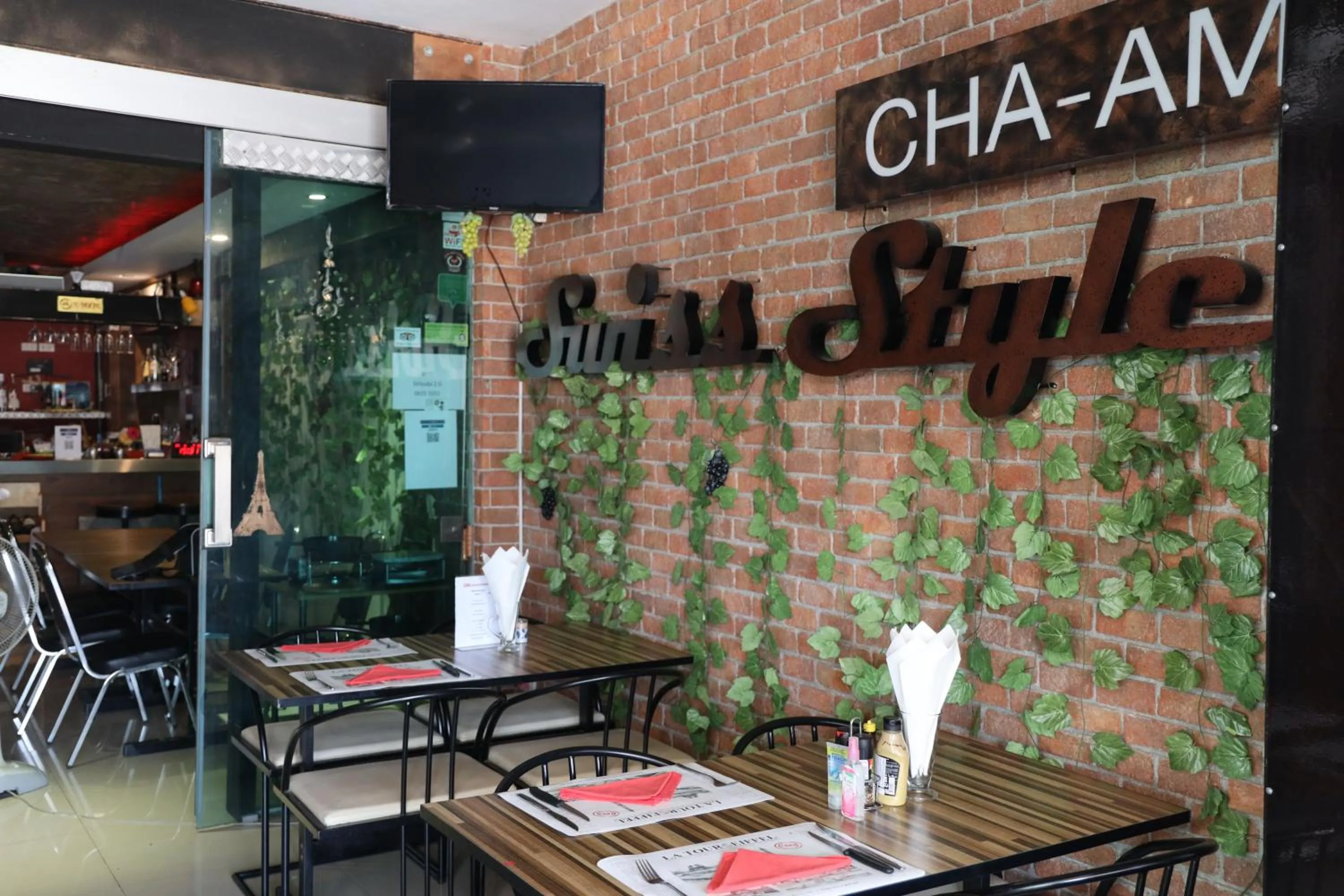 Restaurant/places to eat in THOMLEK Guesthouse