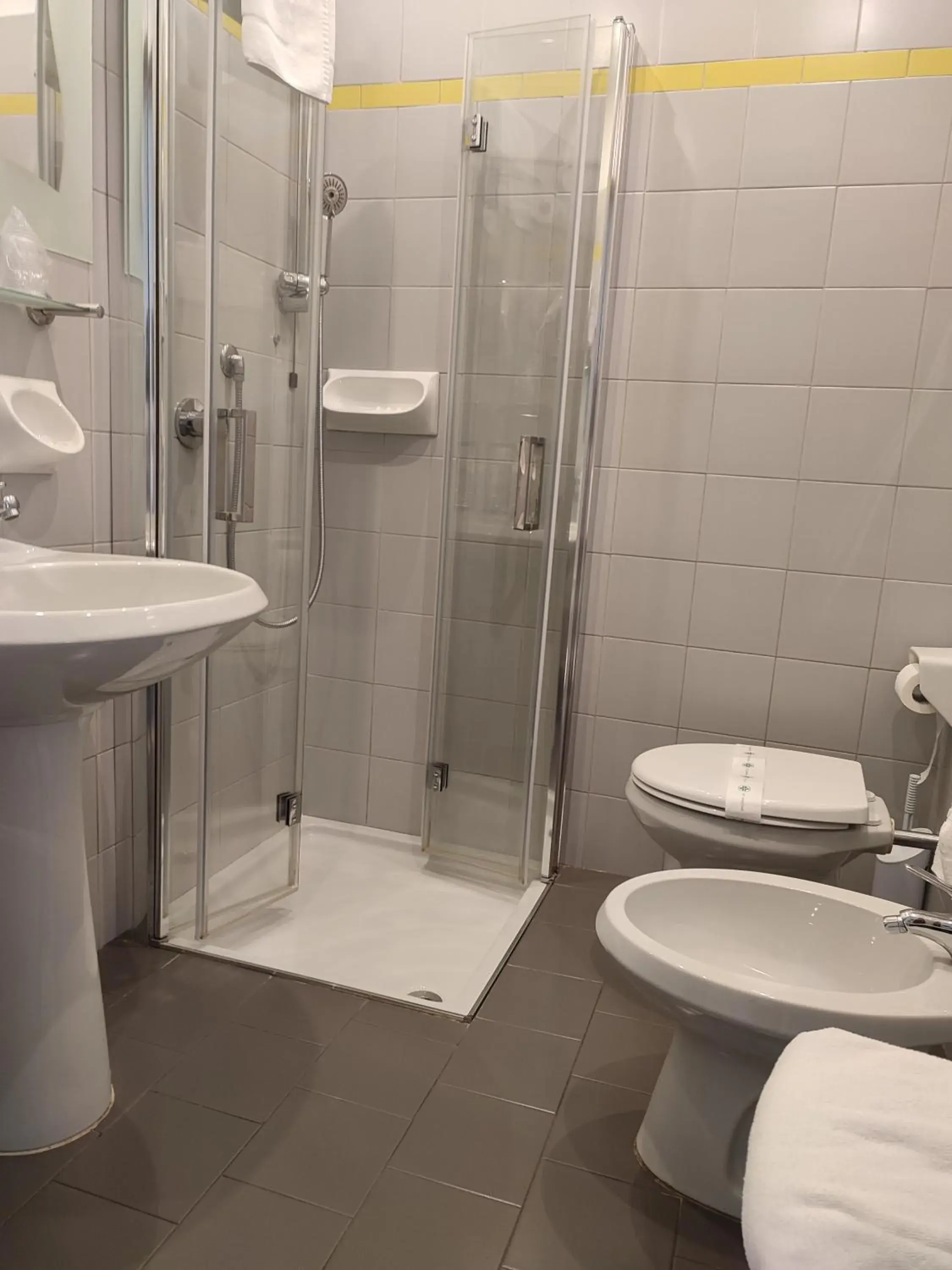 Triple Room in Albergo Al Cacciatore Triple Room in Albergo Al Cacciatore