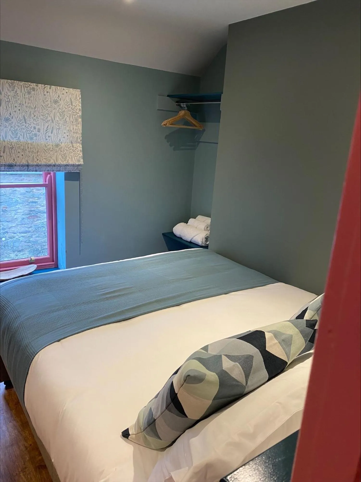 Bedroom, Bed in Masonic Arms Gatehouse