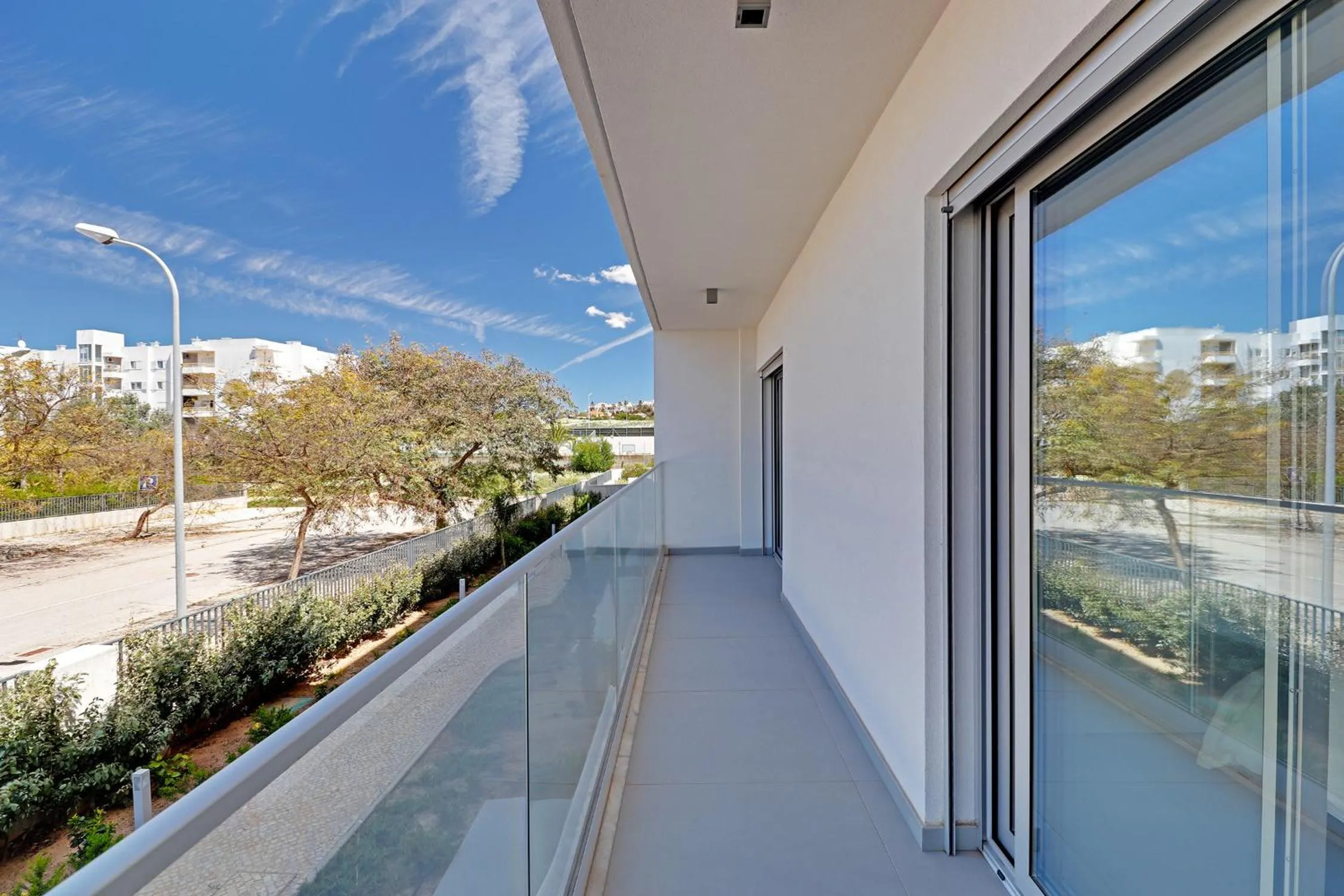 Balcony/Terrace in Apartamento Vista Jardim by Portucasa