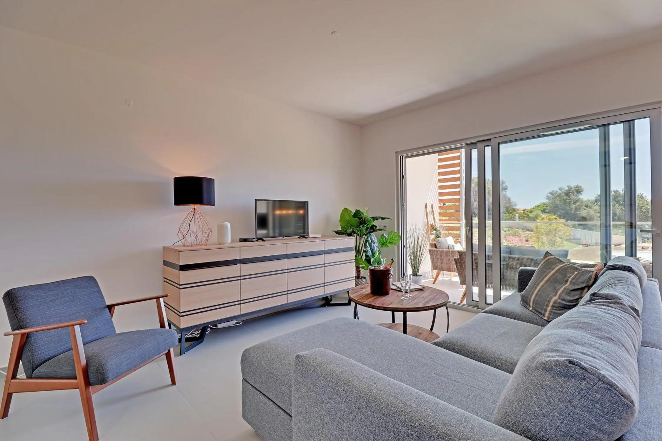 Communal lounge/ TV room in Apartamento Vista Jardim by Portucasa