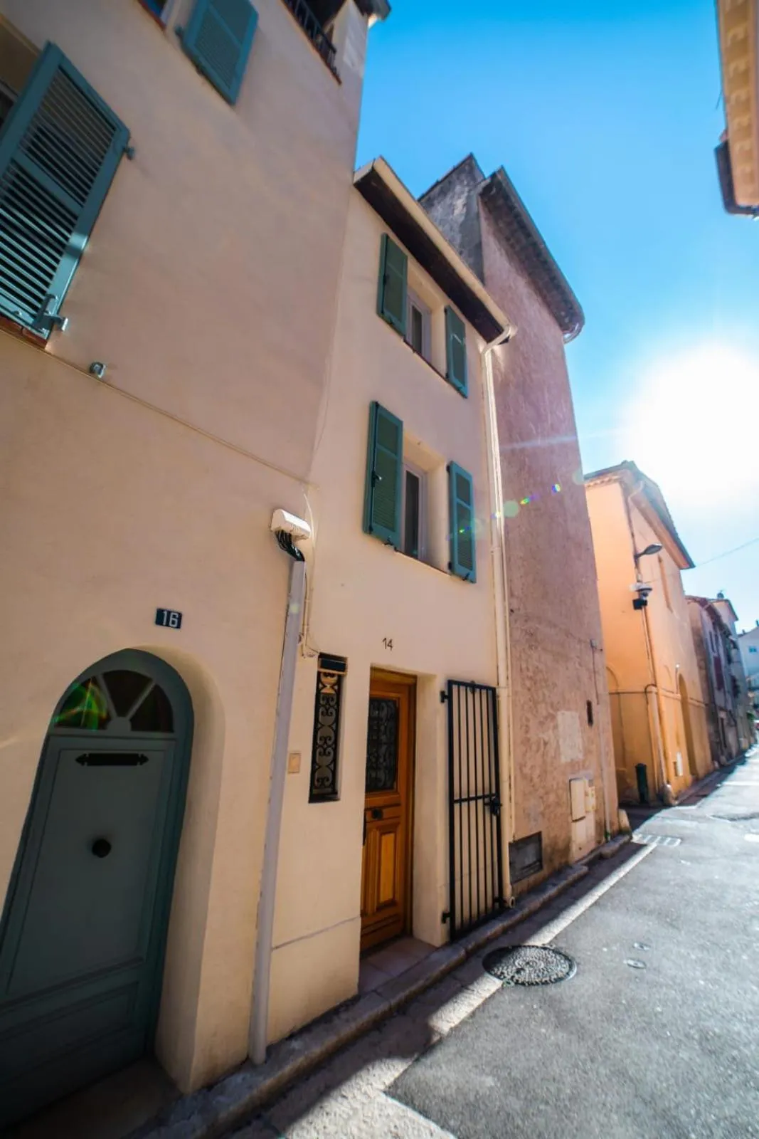 Property building in Perfect family-oriented and recently renovated townhouse in the old Antibes