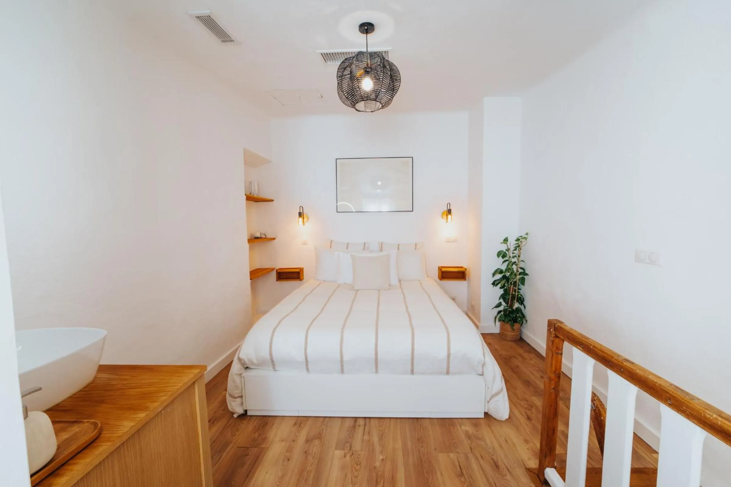 Bed in Perfect family-oriented and recently renovated townhouse in the old Antibes