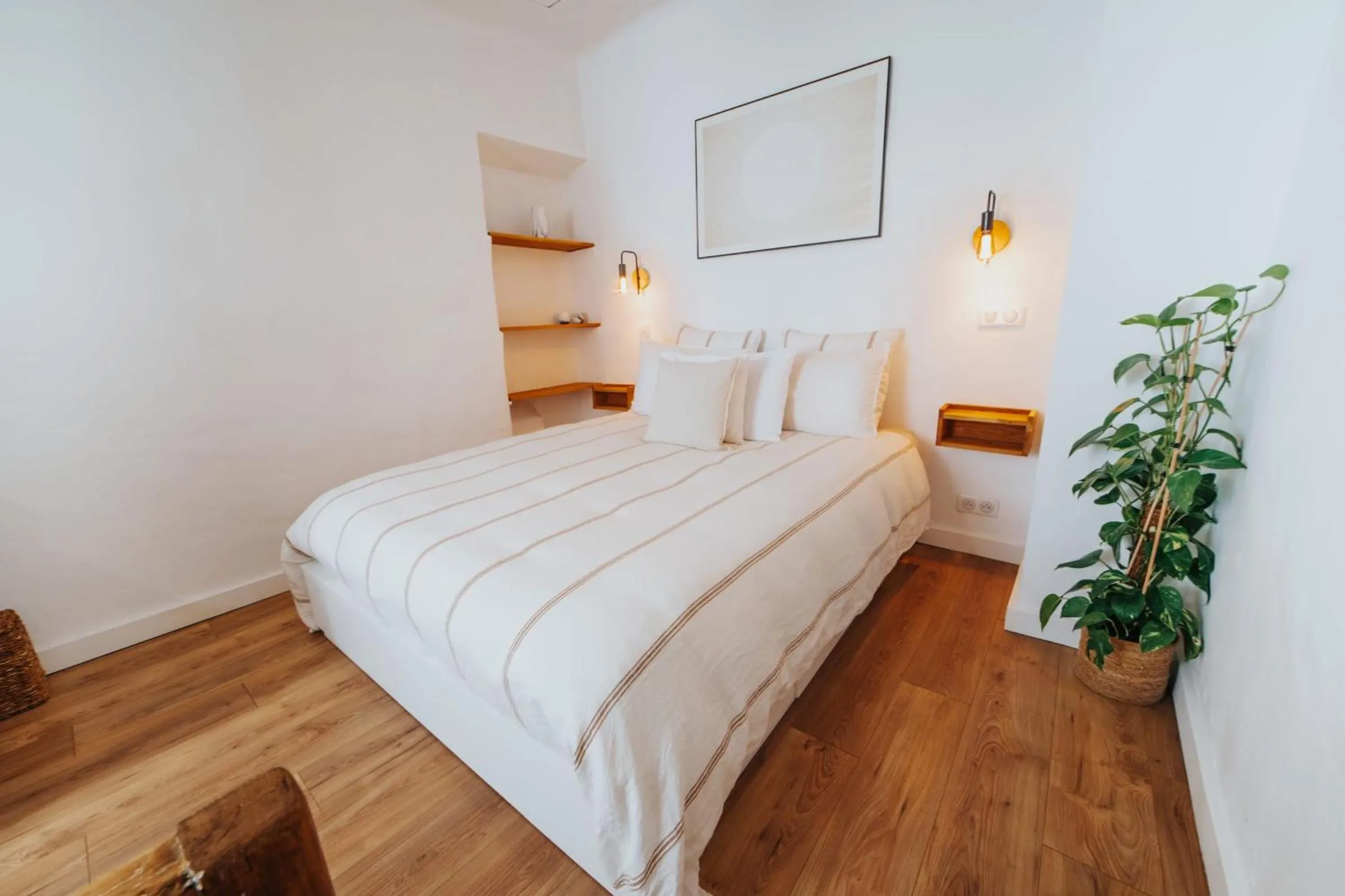 Bed in Perfect family-oriented and recently renovated townhouse in the old Antibes