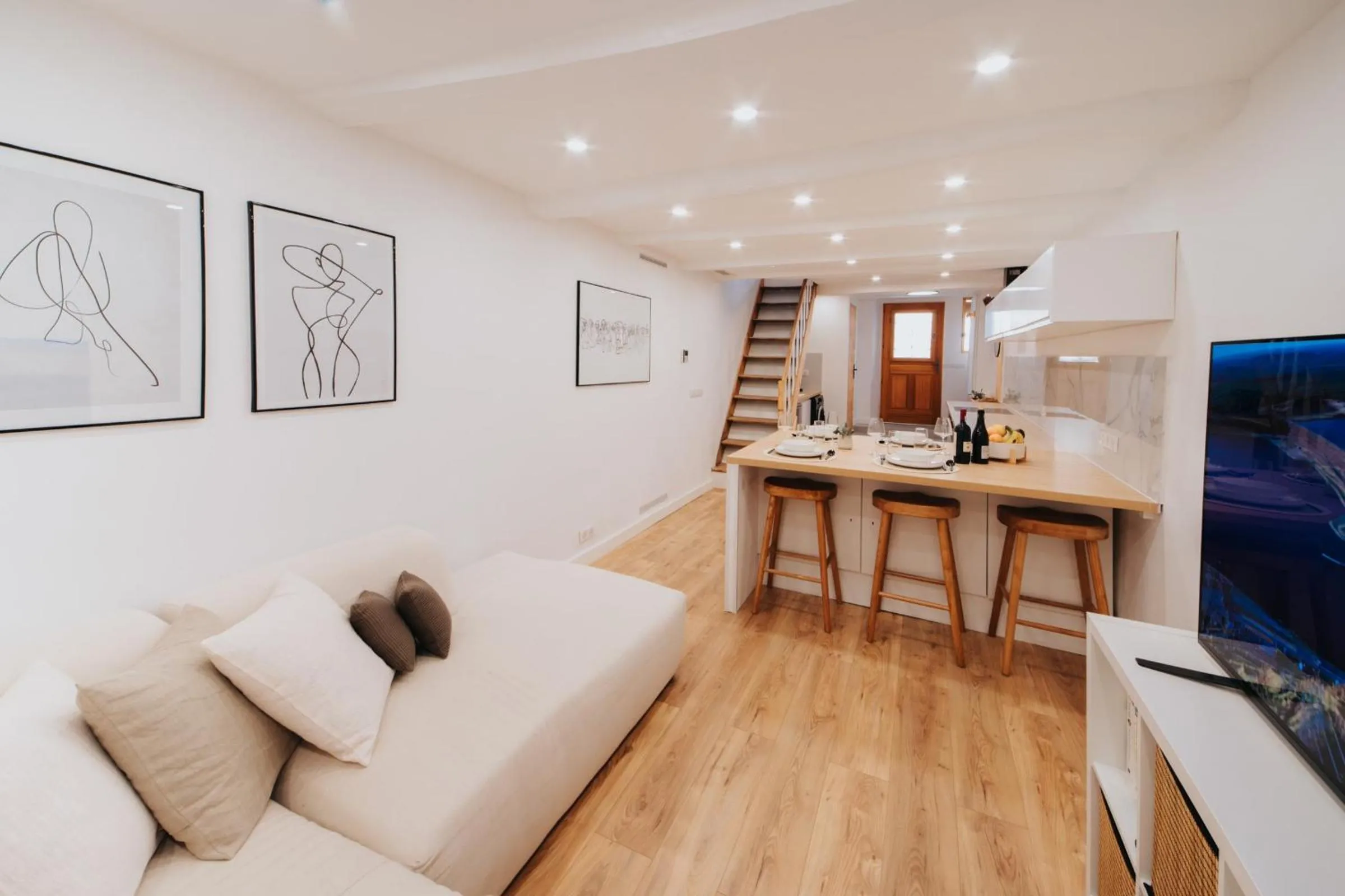 Perfect family-oriented and recently renovated townhouse in the old Antibes