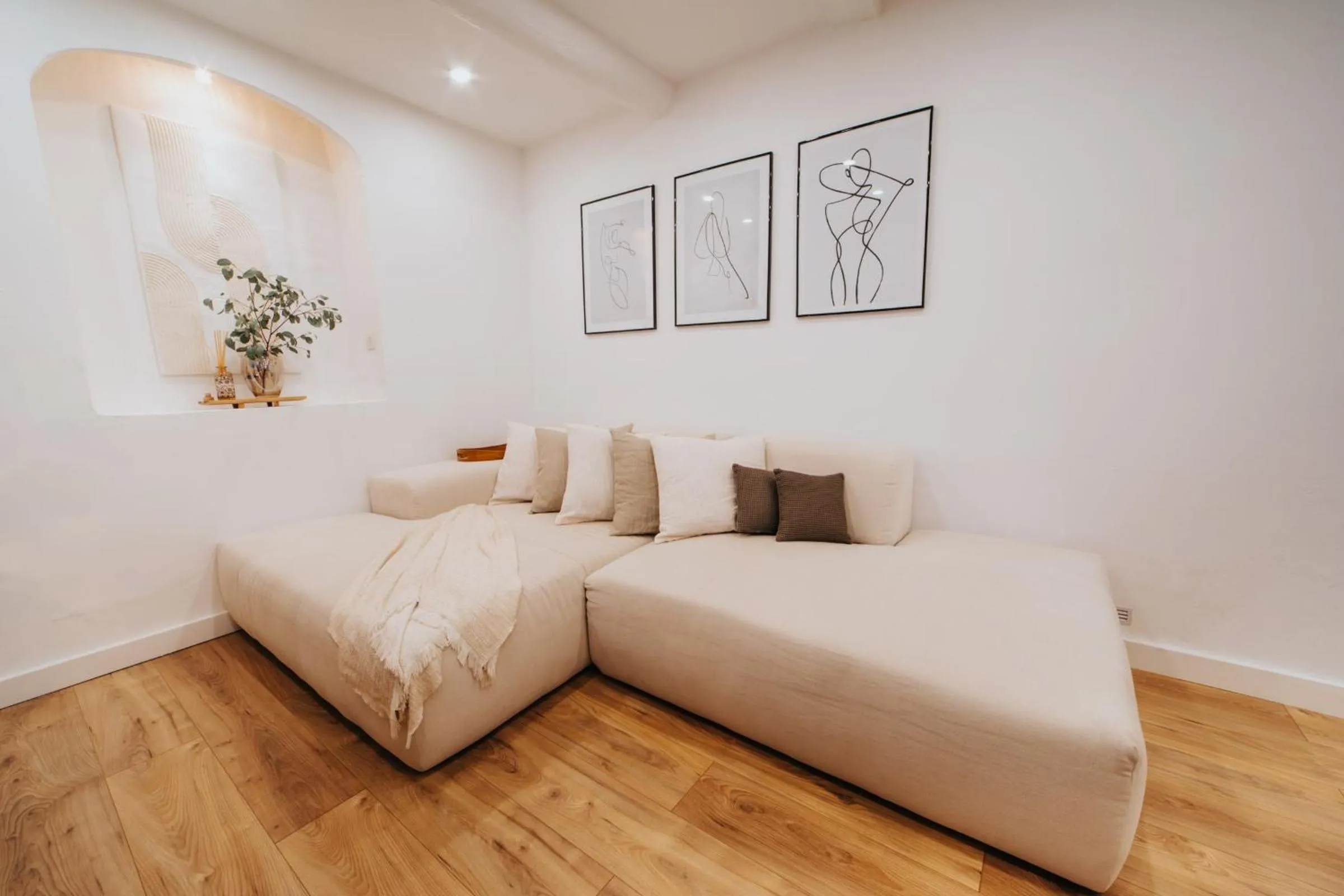 Living room, Bed in Perfect family-oriented and recently renovated townhouse in the old Antibes