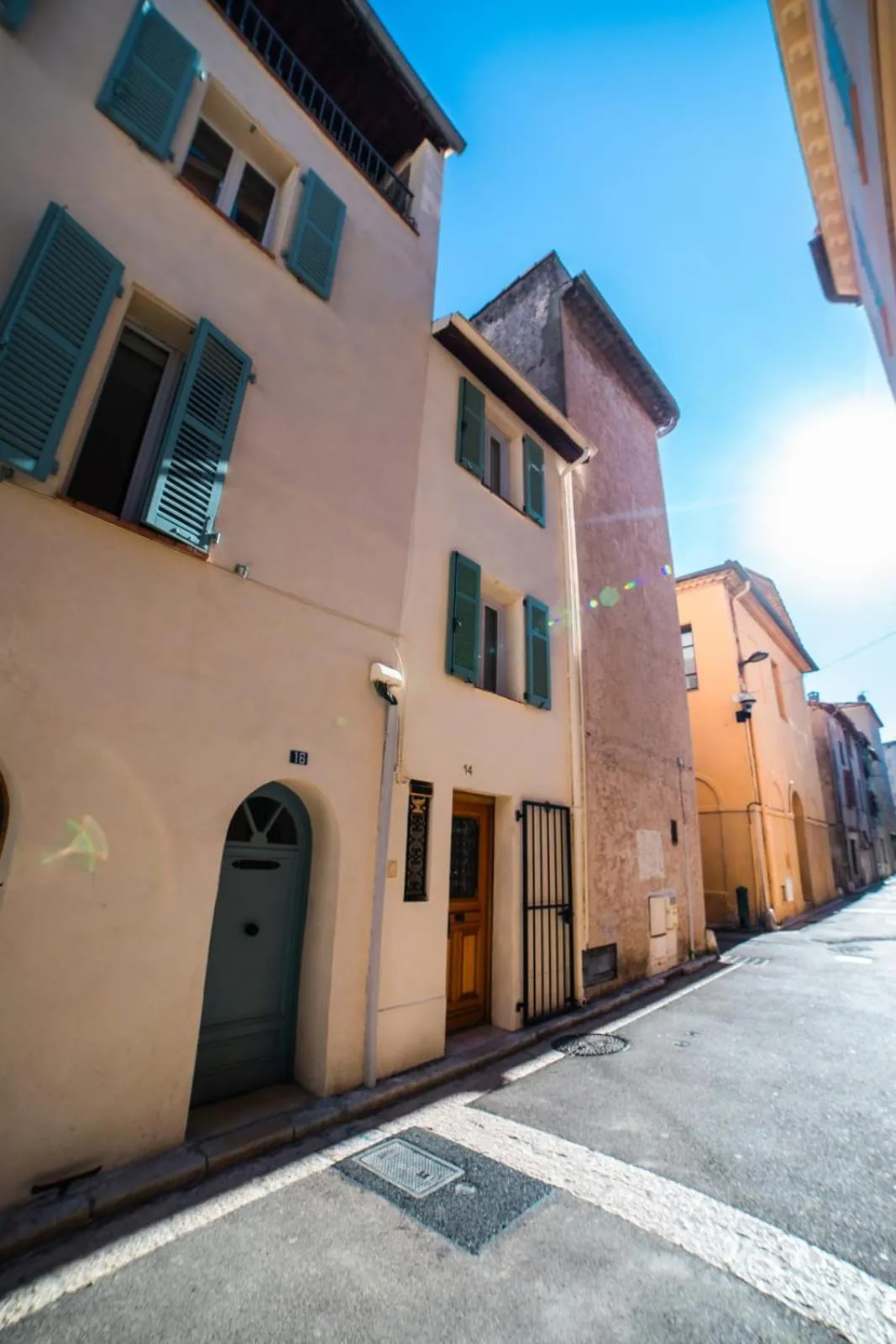 Property building in Perfect family-oriented and recently renovated townhouse in the old Antibes