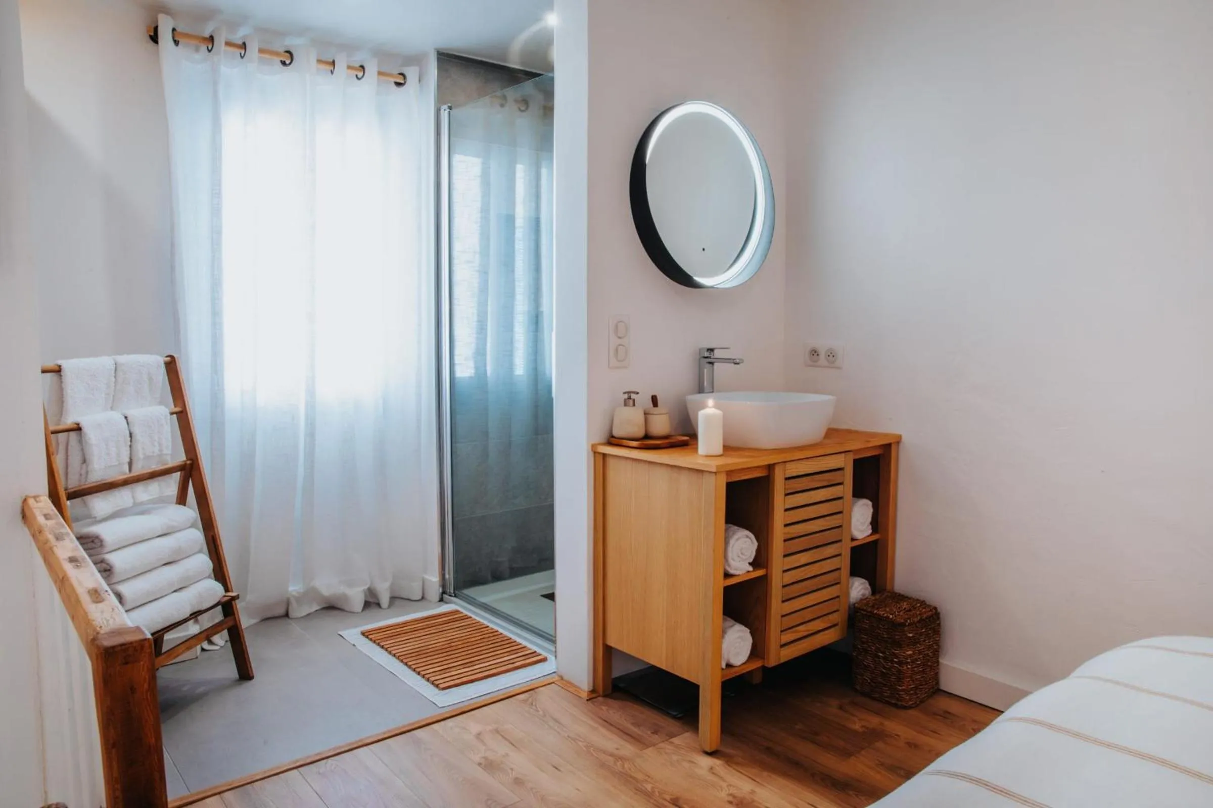 Bathroom, Bed in Perfect family-oriented and recently renovated townhouse in the old Antibes