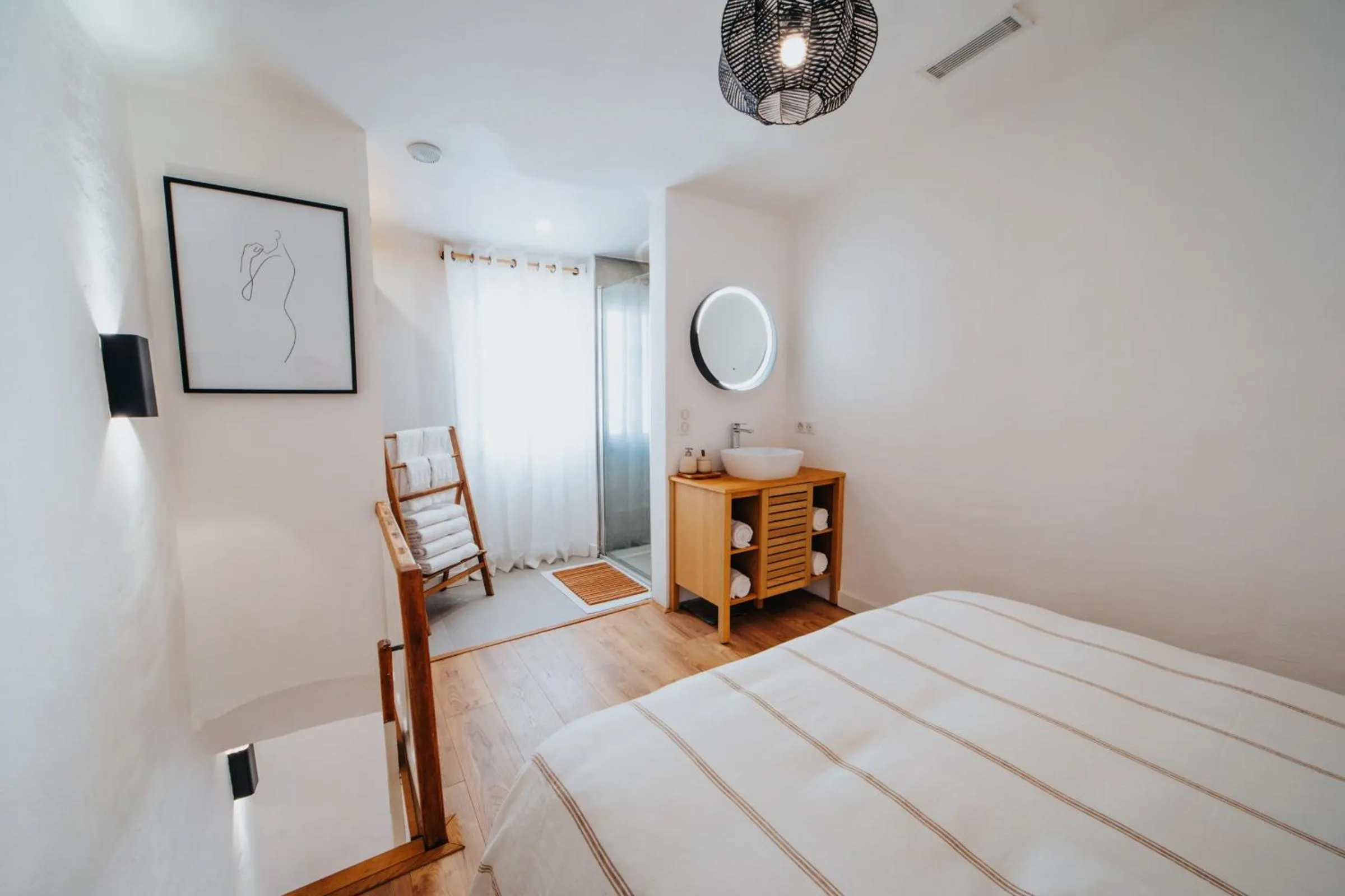 Bed in Perfect family-oriented and recently renovated townhouse in the old Antibes