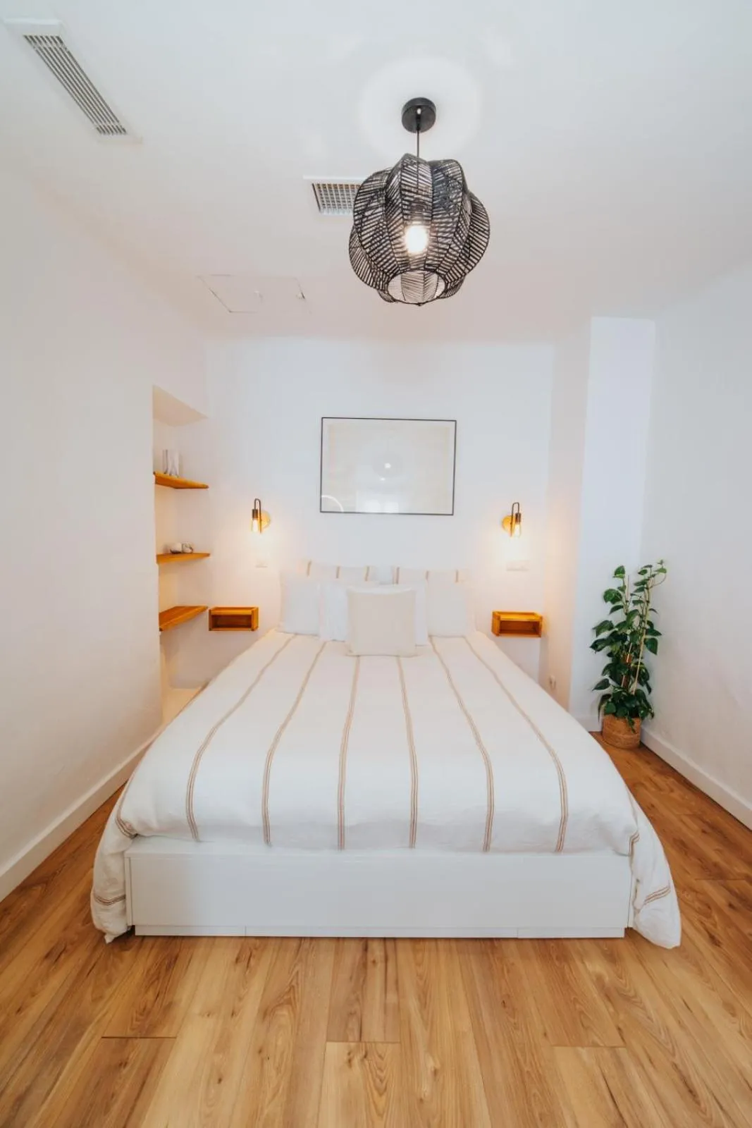 Bed in Perfect family-oriented and recently renovated townhouse in the old Antibes
