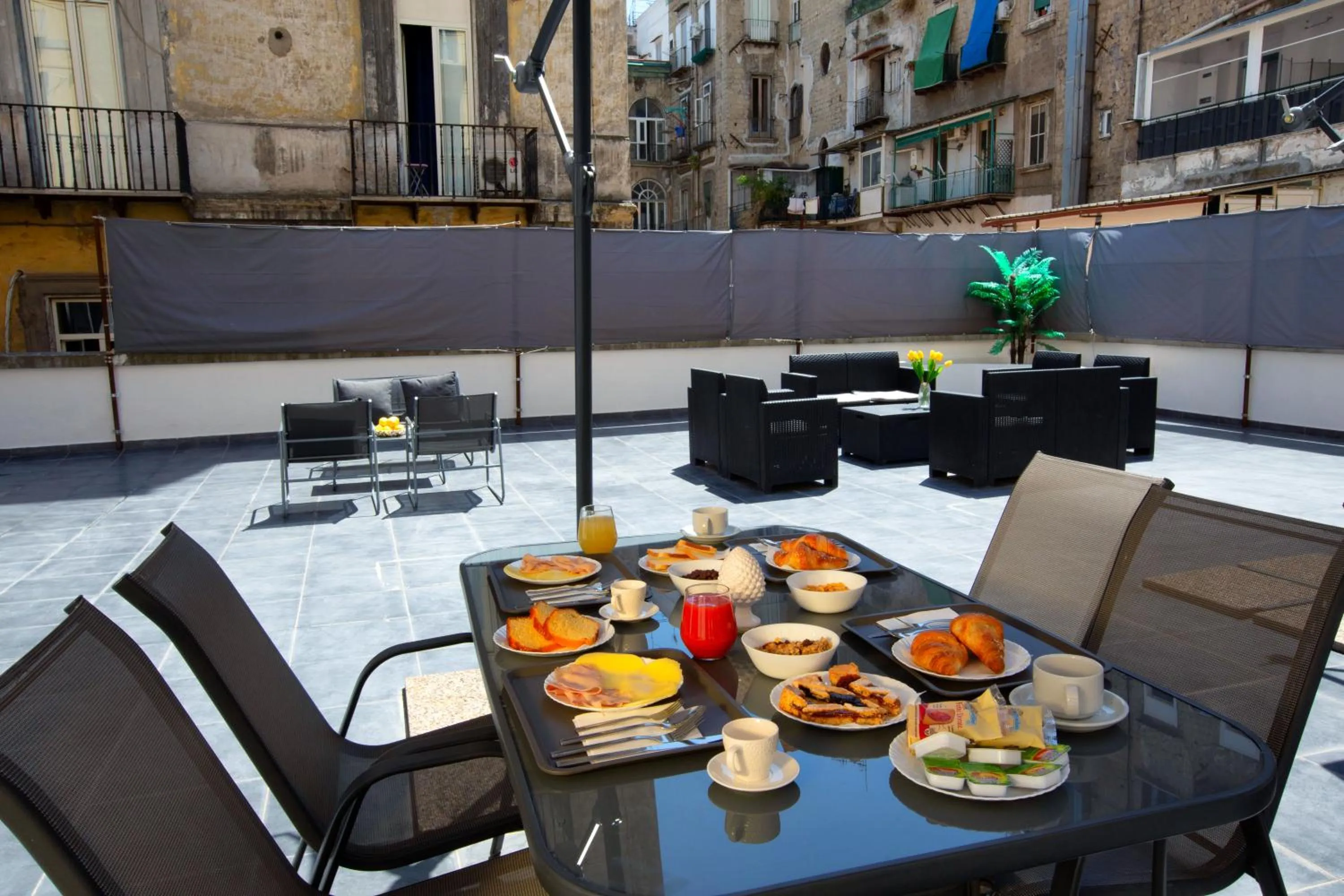 Buffet breakfast in ROYAL ROOMS STATION NAPOLI