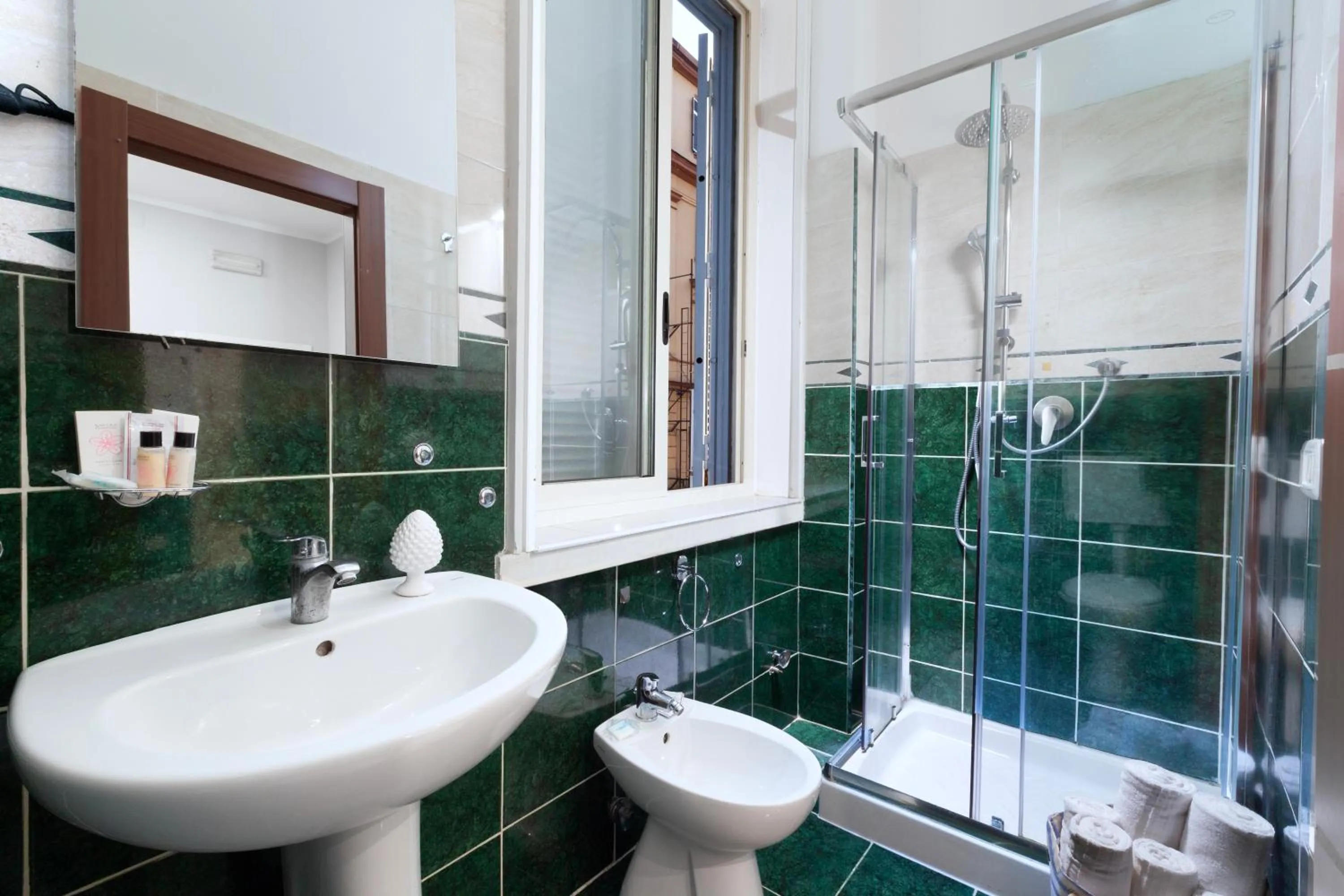 Bathroom in ROYAL ROOMS STATION NAPOLI