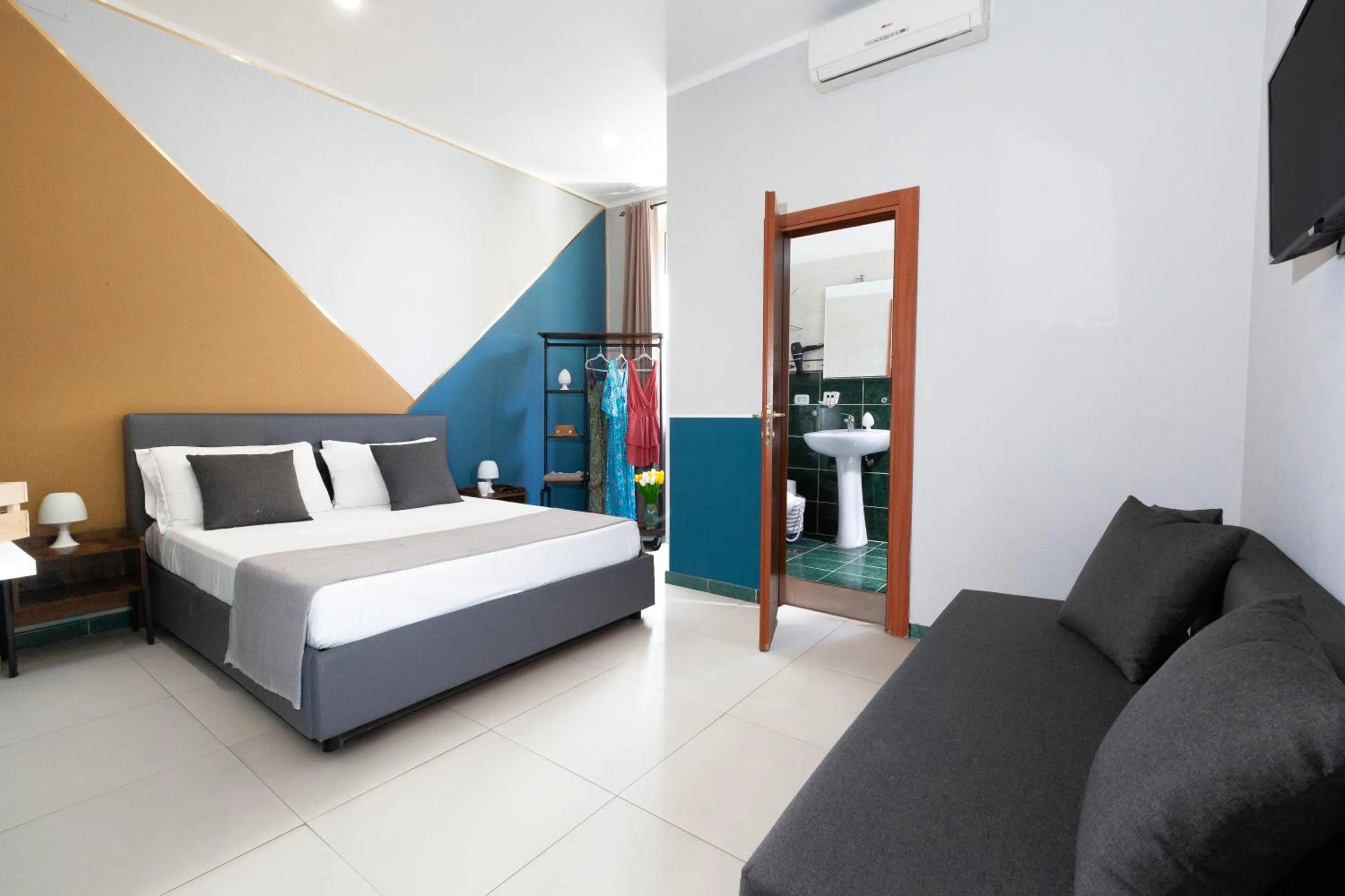 Bedroom, Bed in ROYAL ROOMS STATION NAPOLI