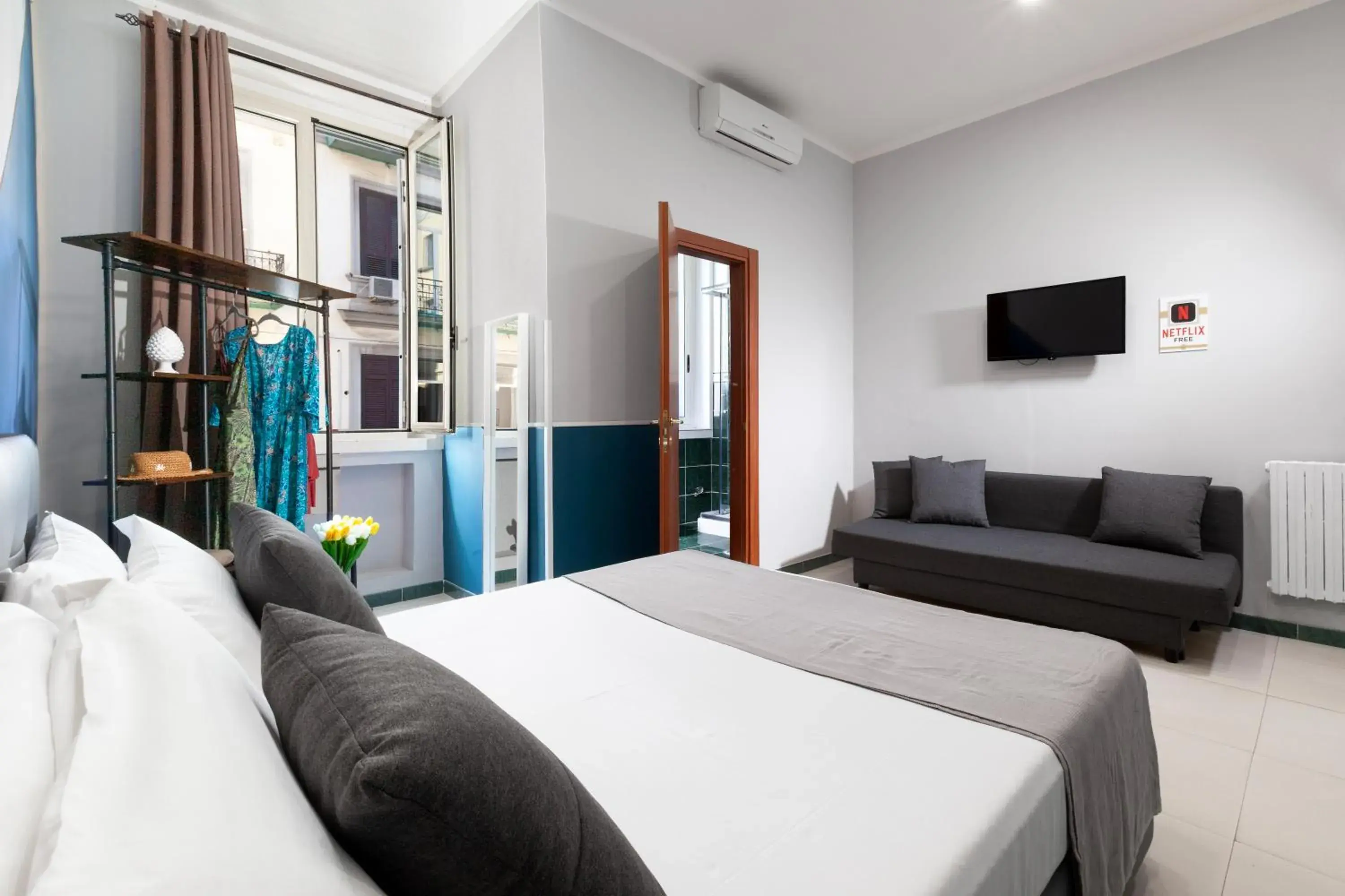 Quadruple Room with Private Bathroom in ROYAL ROOMS STATION NAPOLI Quadruple Room with Private Bathroom in ROYAL ROOMS STATION NAPOLI