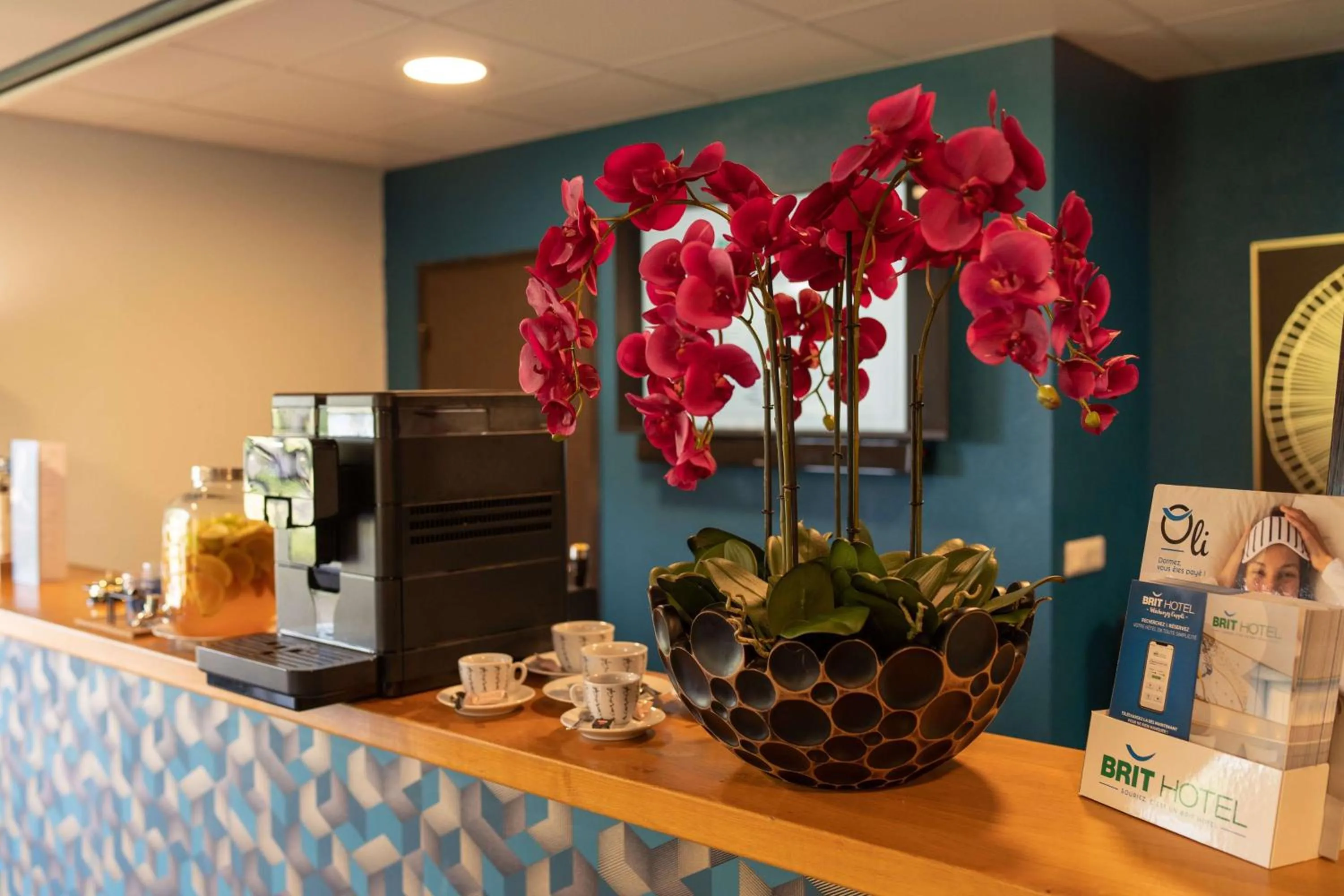 Lobby or reception in Brit Hotel Confort - La Tour Blanche