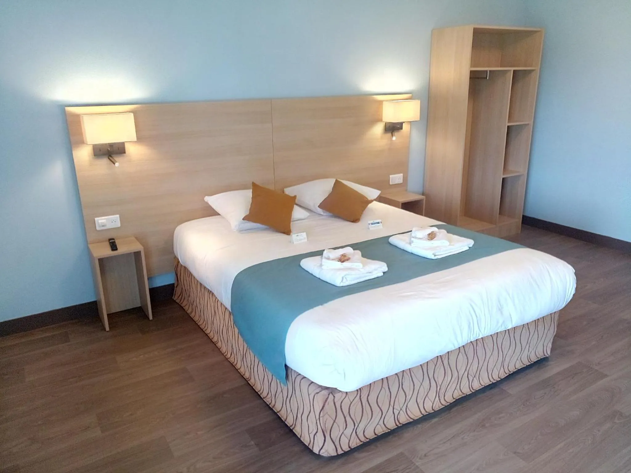 Bed in Brit Hotel Confort - La Tour Blanche