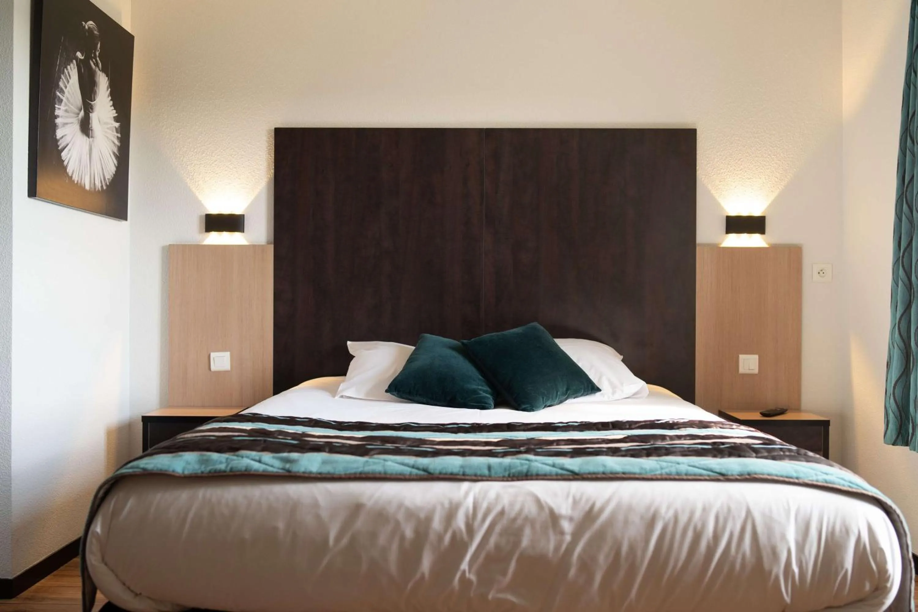 Bedroom, Bed in Brit Hotel Confort - La Tour Blanche