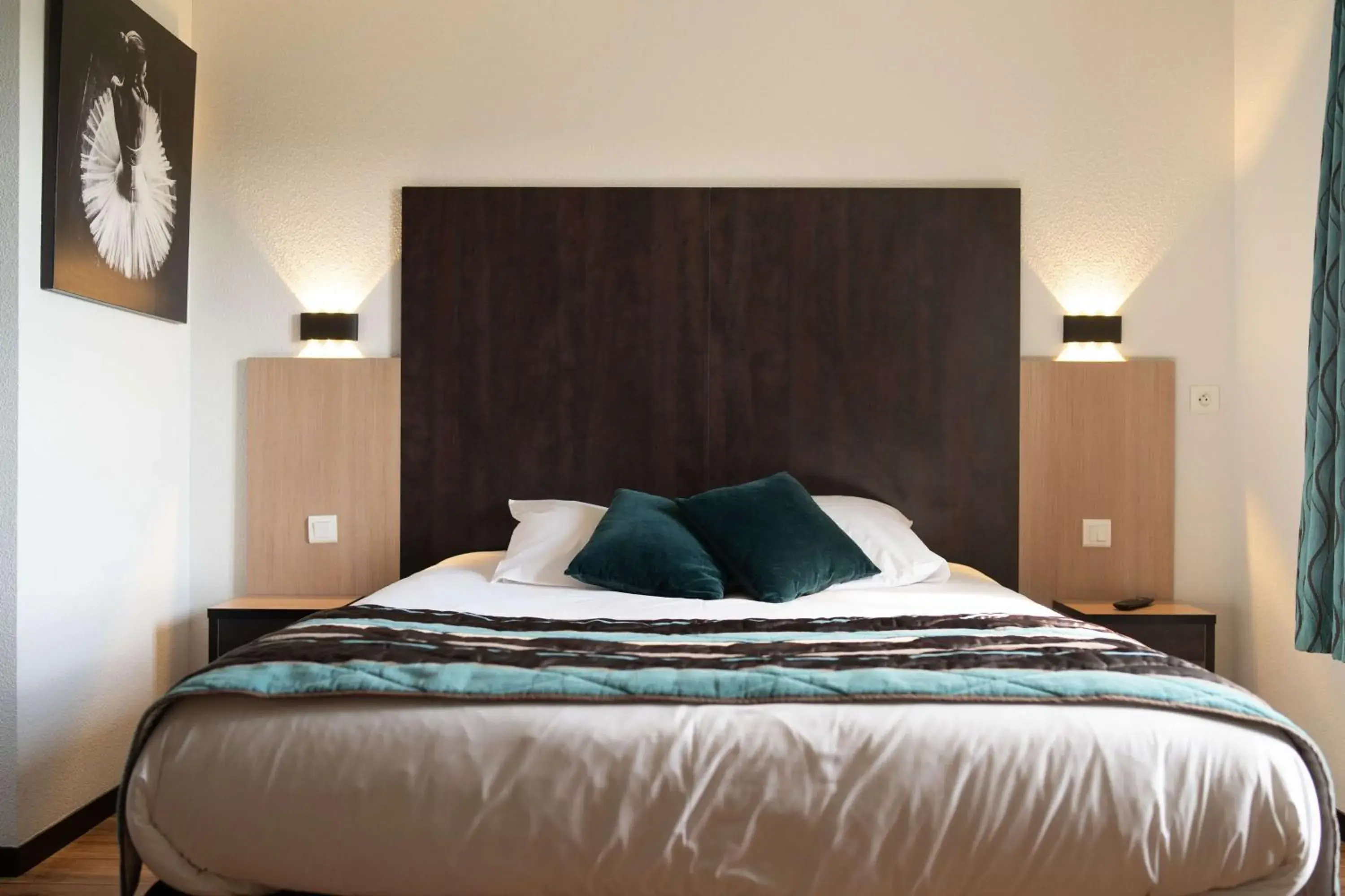 Bedroom, Bed in Brit Hotel Confort - La Tour Blanche Bedroom, Bed in Brit Hotel Confort - La Tour Blanche