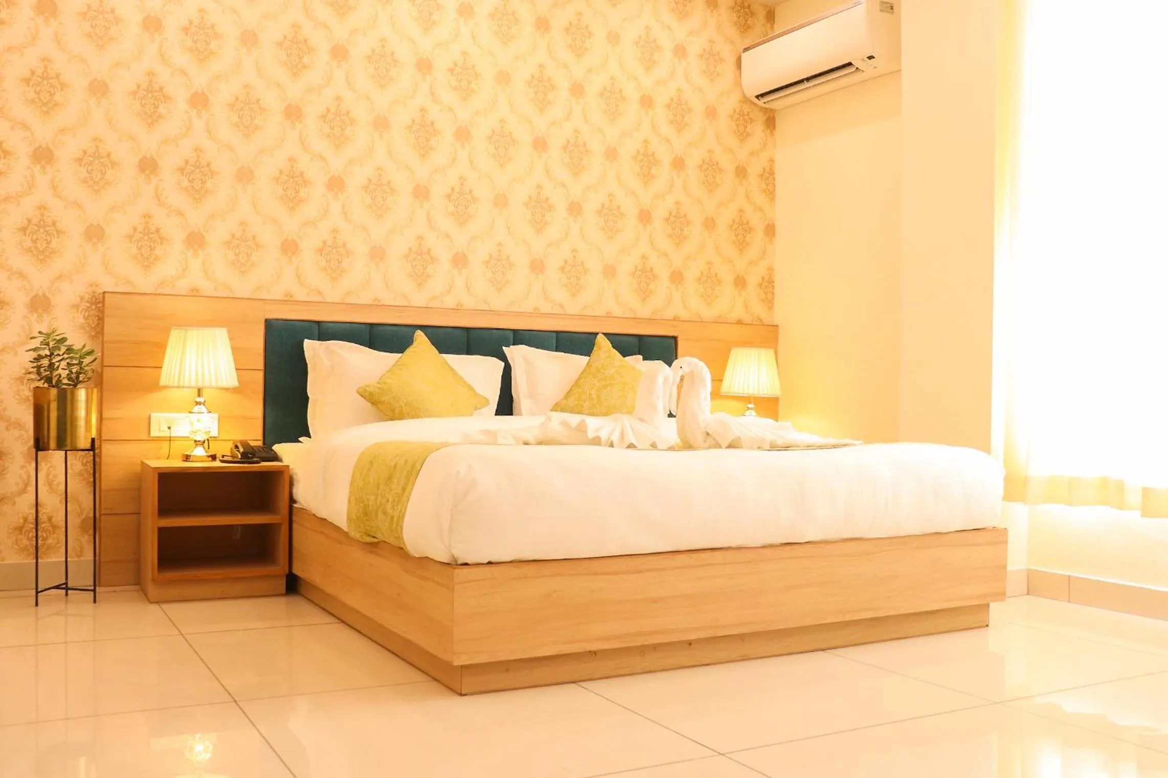 Bed in Hotel Royal Palm Dehradun