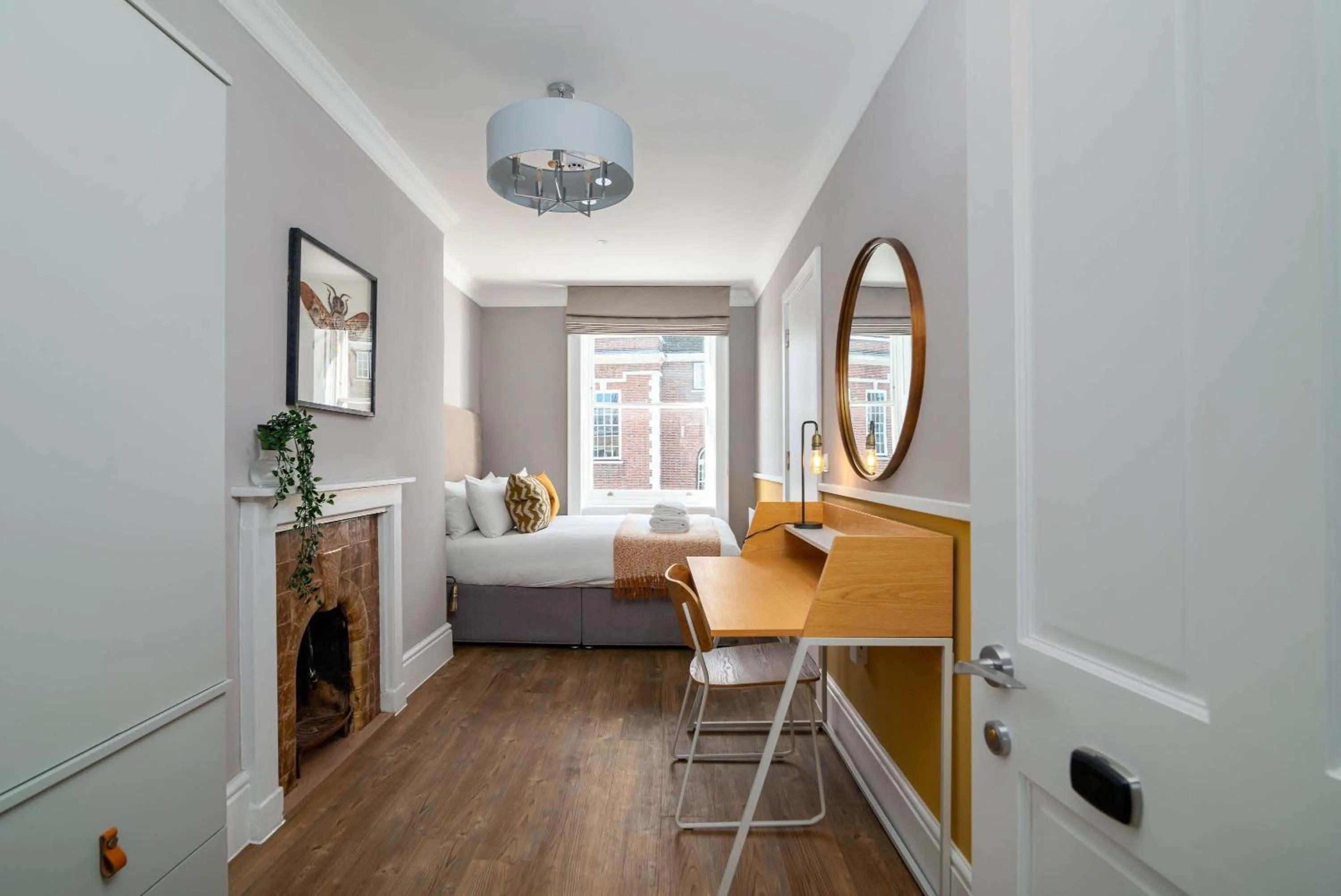 Bedroom, Bed in 37 Doughty Street - Urban Apartments