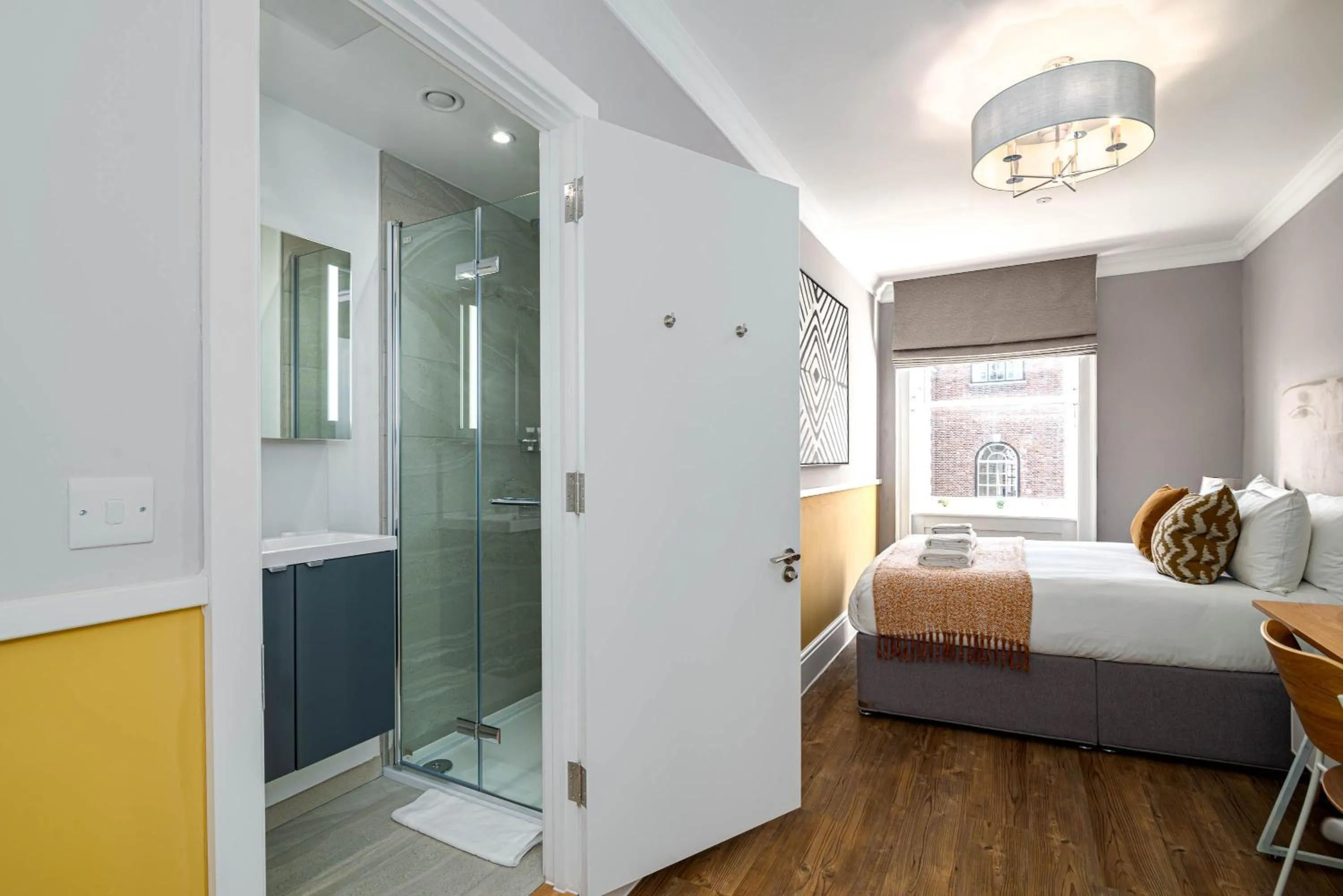 Bathroom, Bed in 37 Doughty Street - Urban Apartments