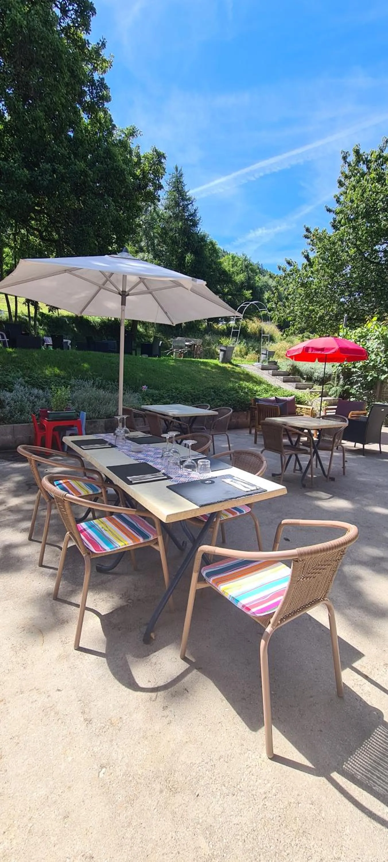 Patio in Hôtel et Appart'Hôtel Restaurant L'Adray