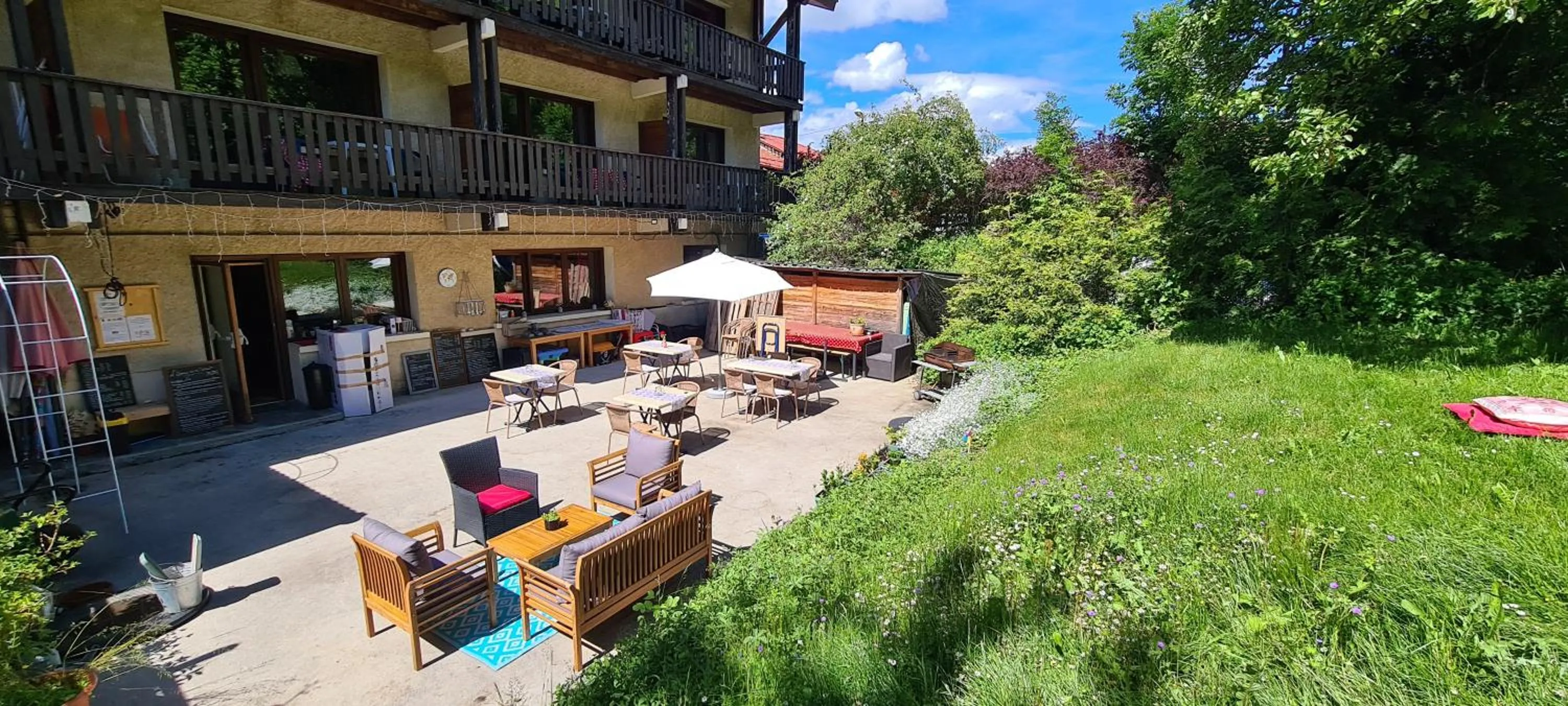 Patio in Hôtel et Appart'Hôtel Restaurant L'Adray