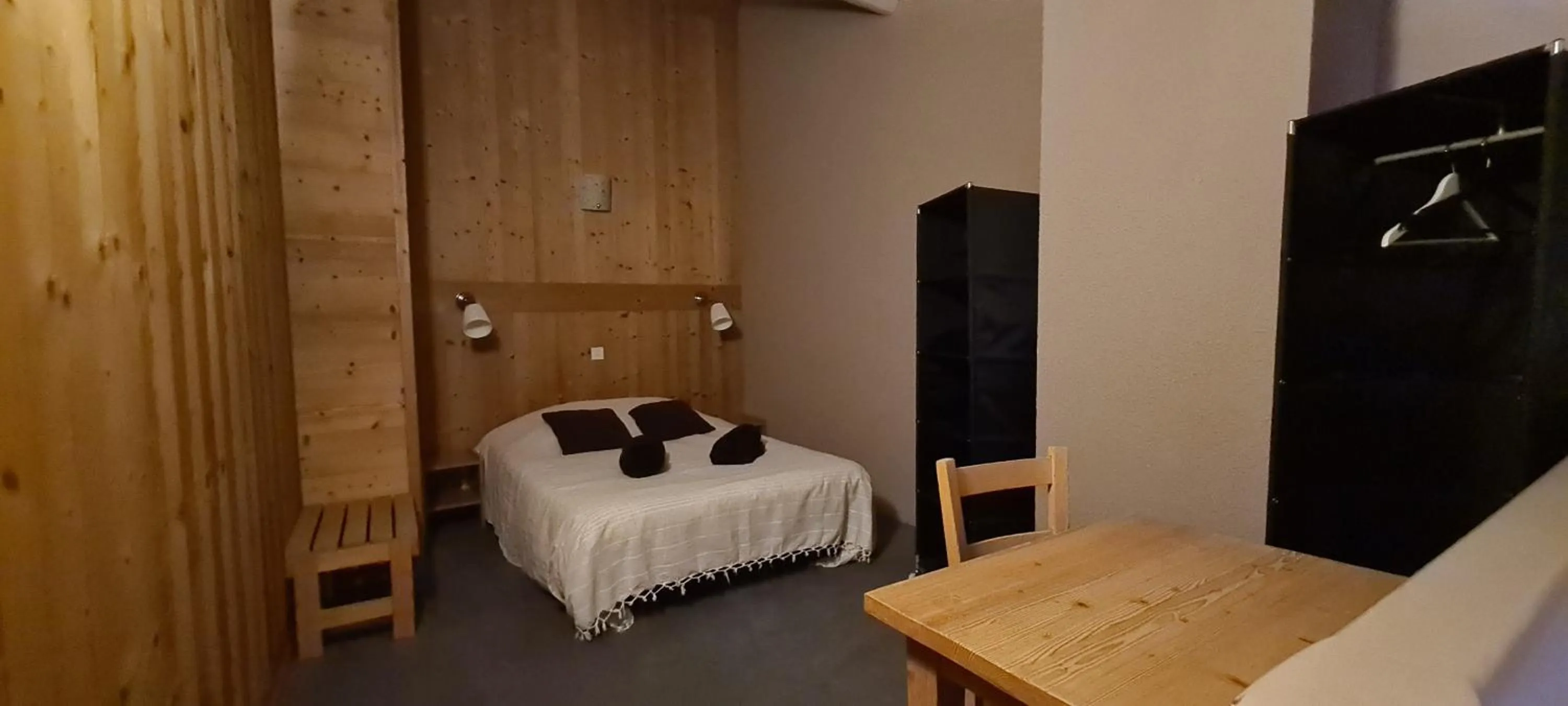 Bedroom, Bed in Hôtel et Appart'Hôtel Restaurant L'Adray