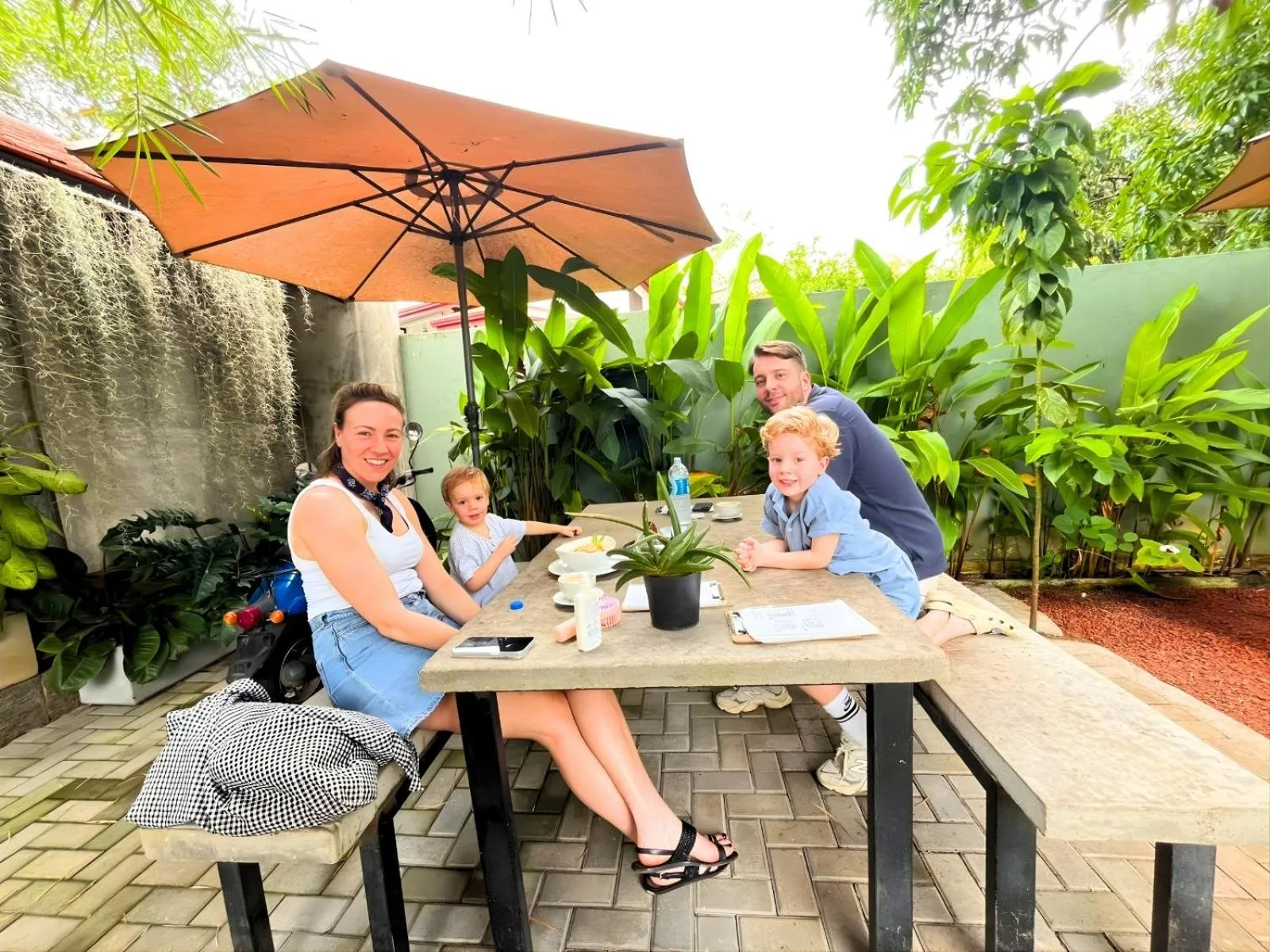 Restaurant/places to eat in The Ivy Lake