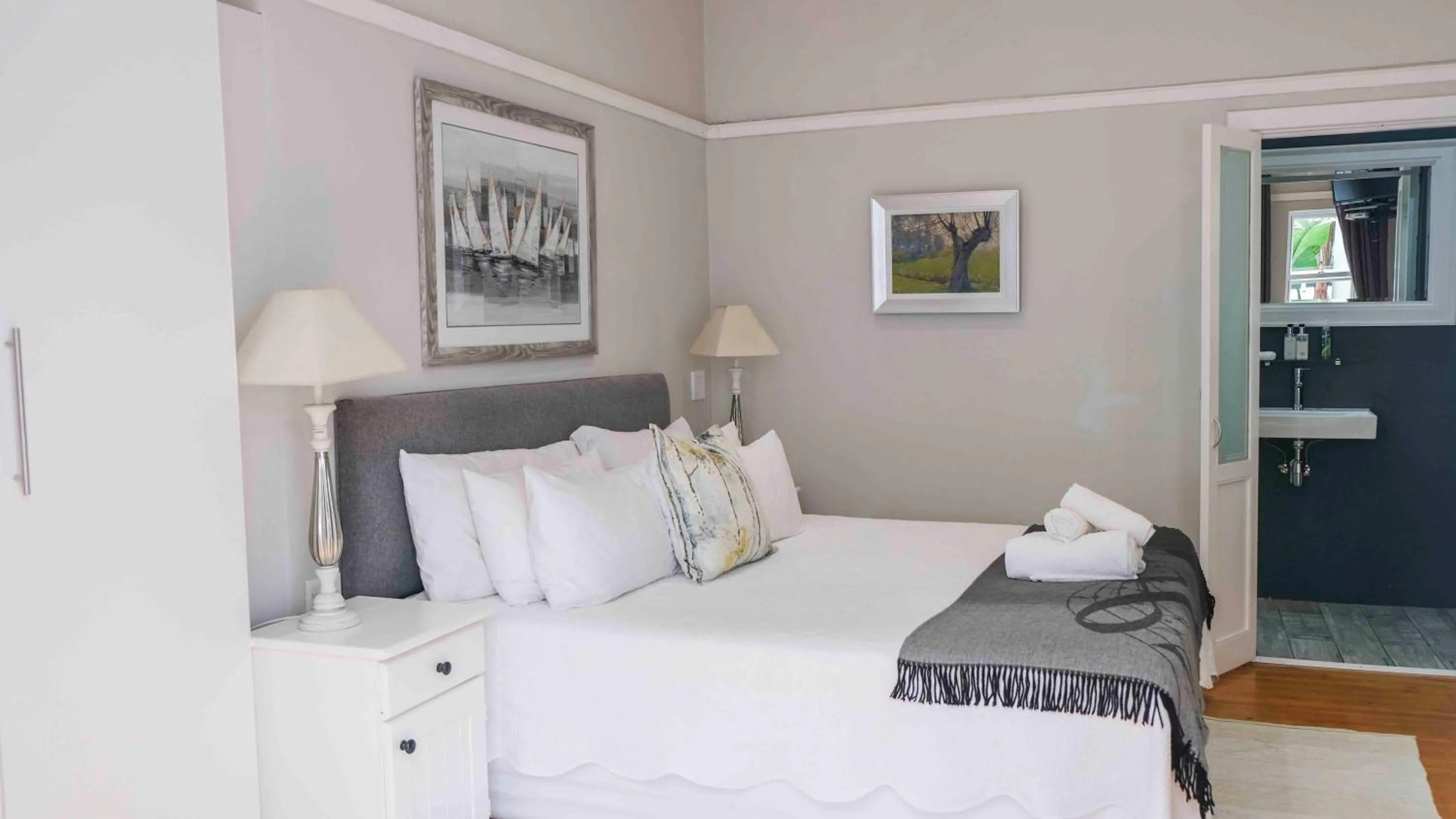 Photo of the whole room, Bed in Conifer Beach House