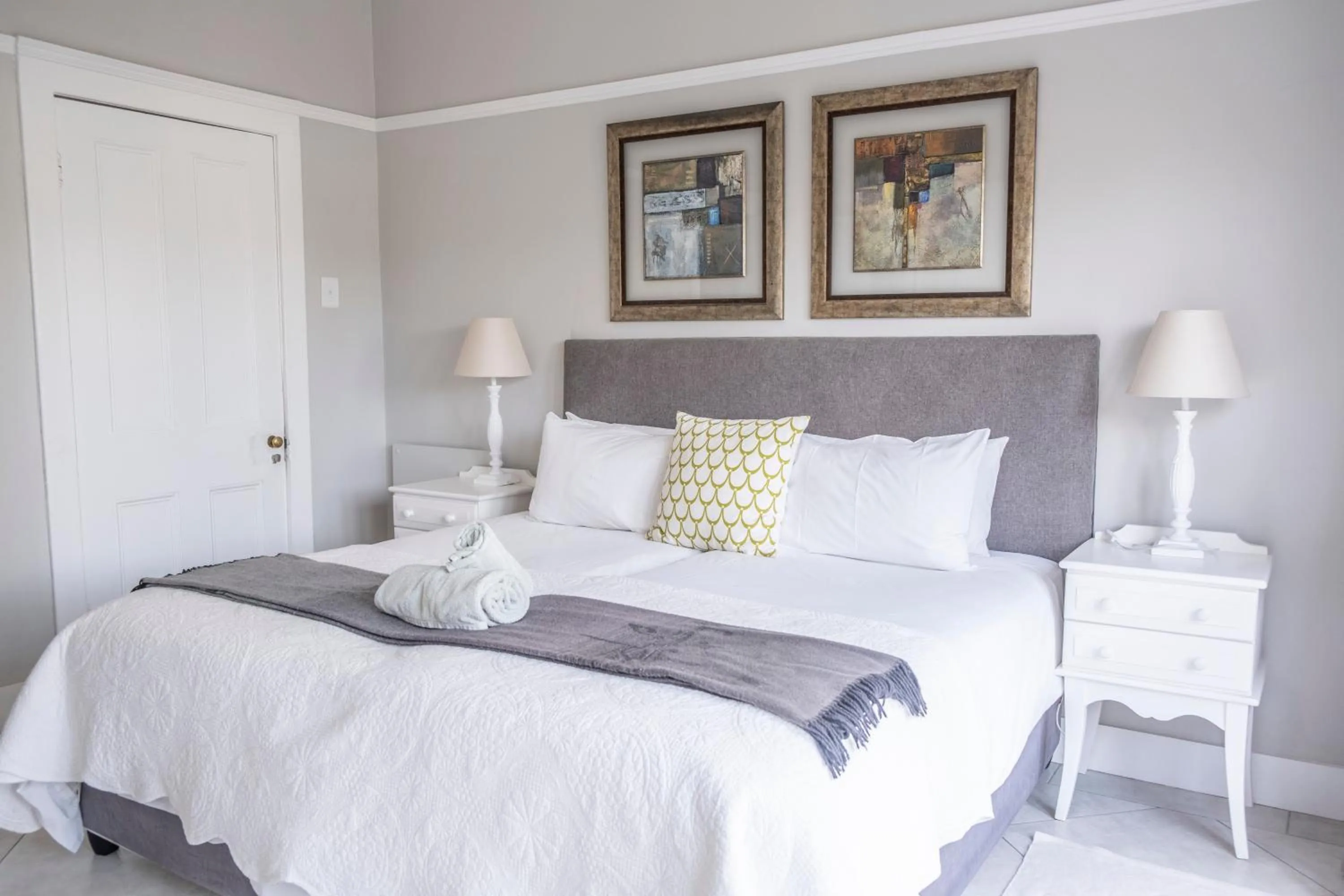 Bed in Conifer Beach House