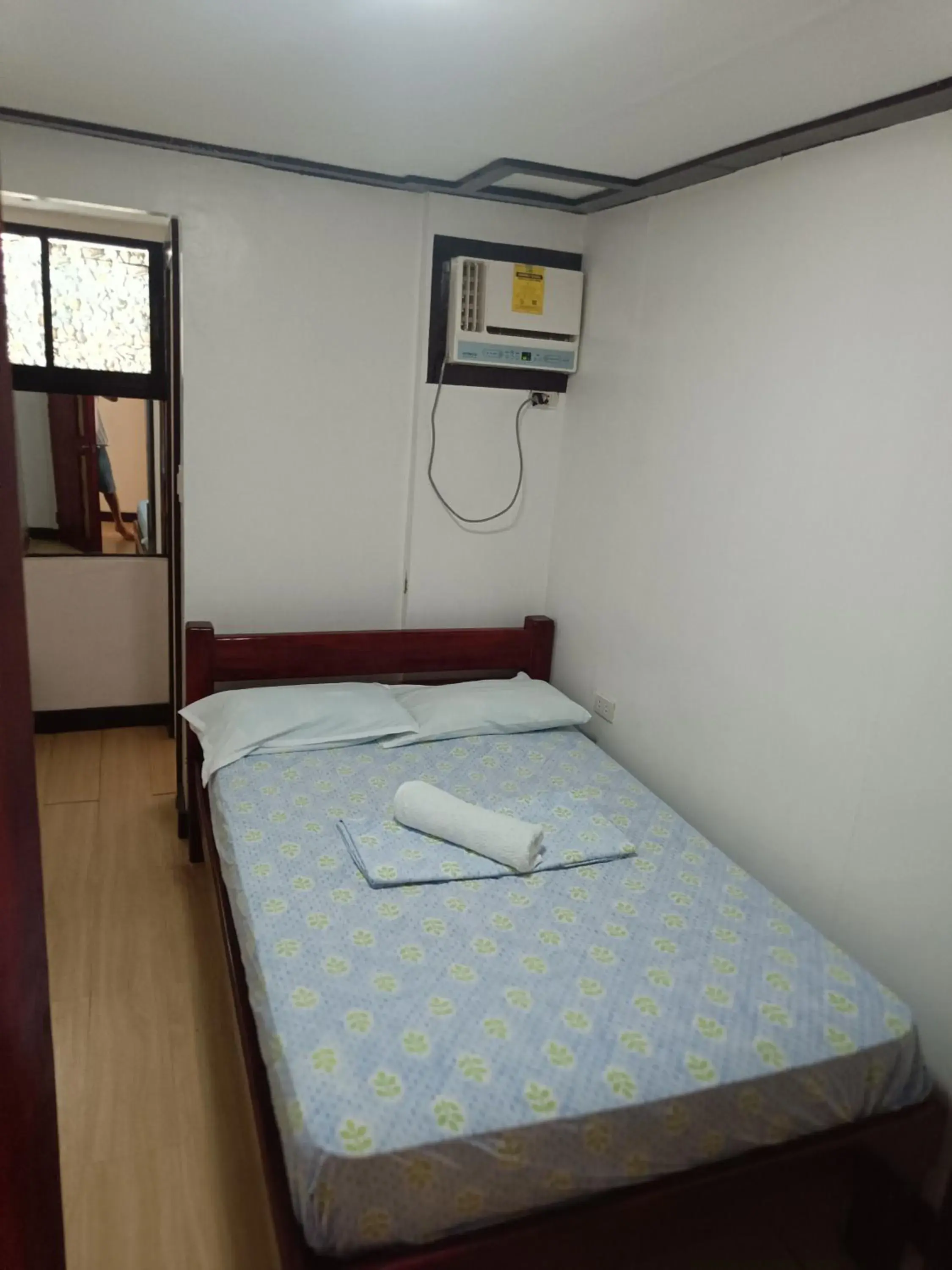 Budget Single Room in Catalinas inn Budget Single Room in Catalinas inn