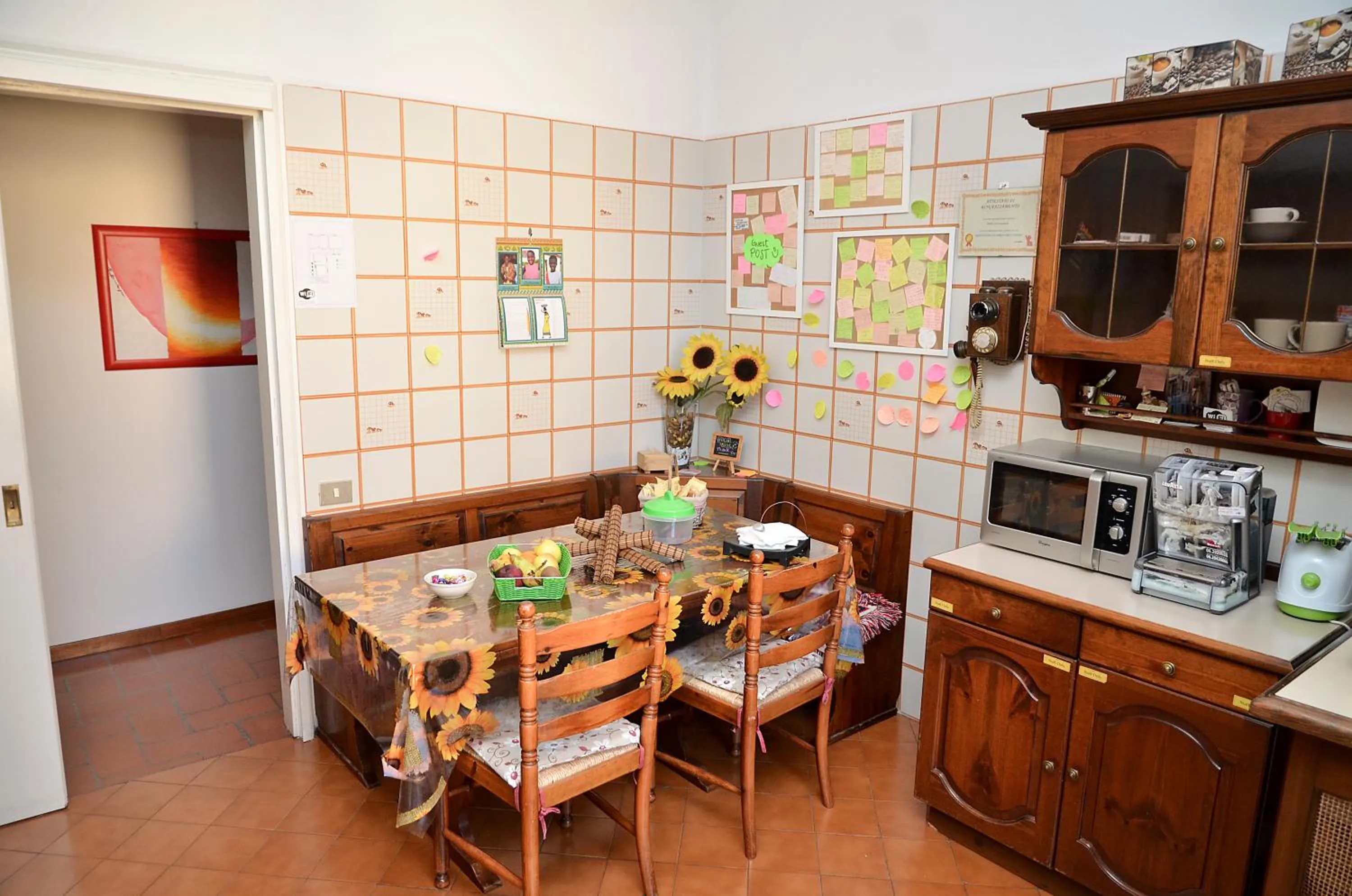 Communal kitchen in B&B Lost in Trastevere