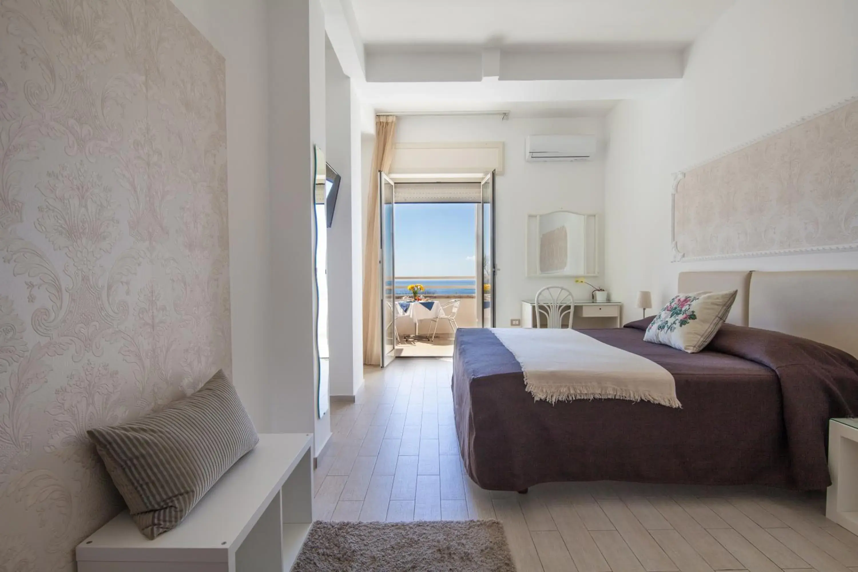 Double Room with Sea View in Mini Hotel - Angolo Di Paradiso - Double Room with Sea View in Mini Hotel - Angolo Di Paradiso -