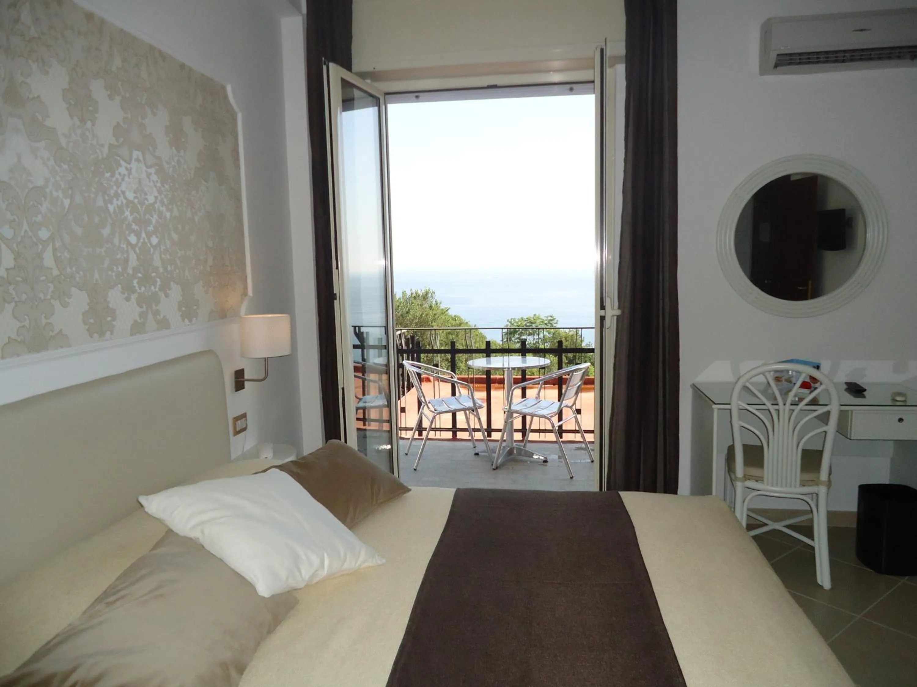 Bed in Mini Hotel - Angolo Di Paradiso -