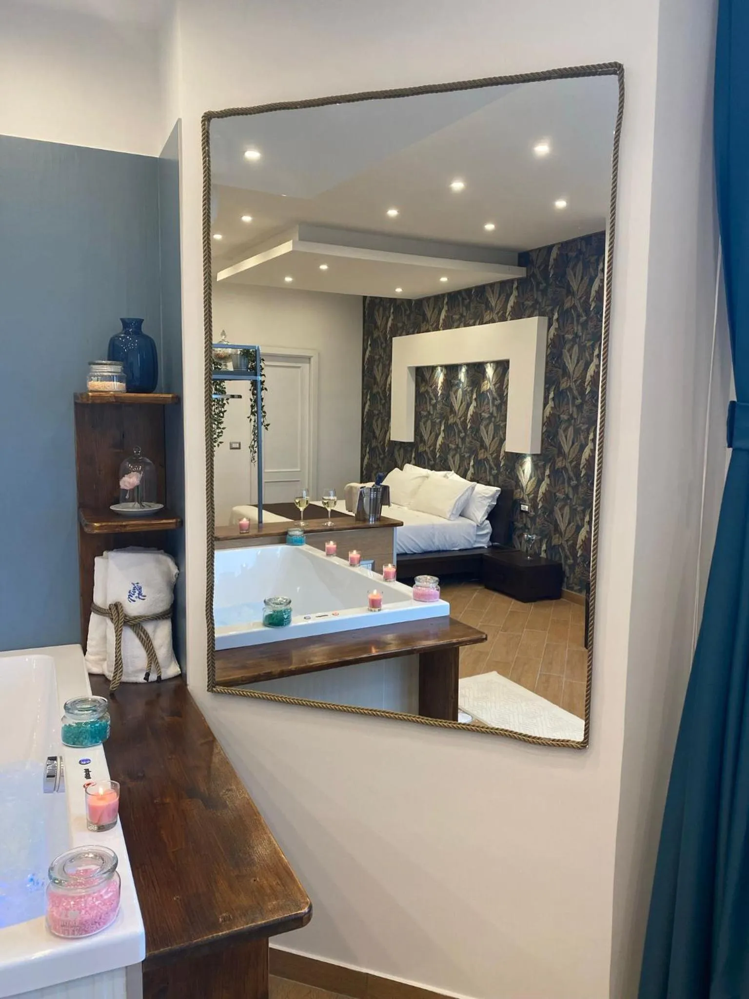 Hot Tub, Bed in Mini Hotel - Angolo Di Paradiso -