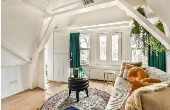 Spiegelgracht Apartments with Canal View