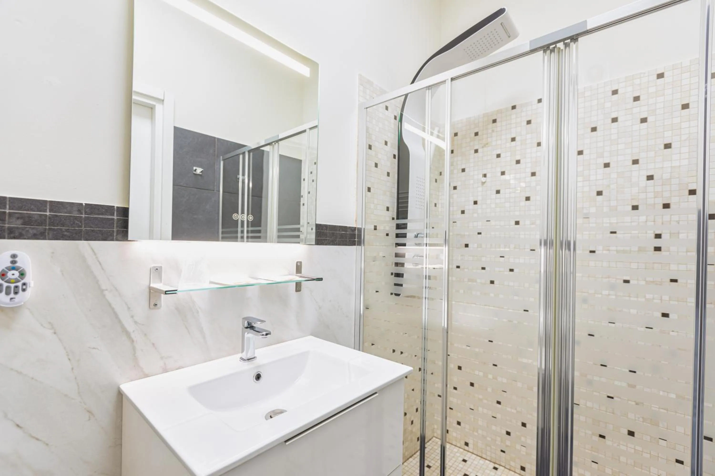 Shower in Hotel Villa Pigalle