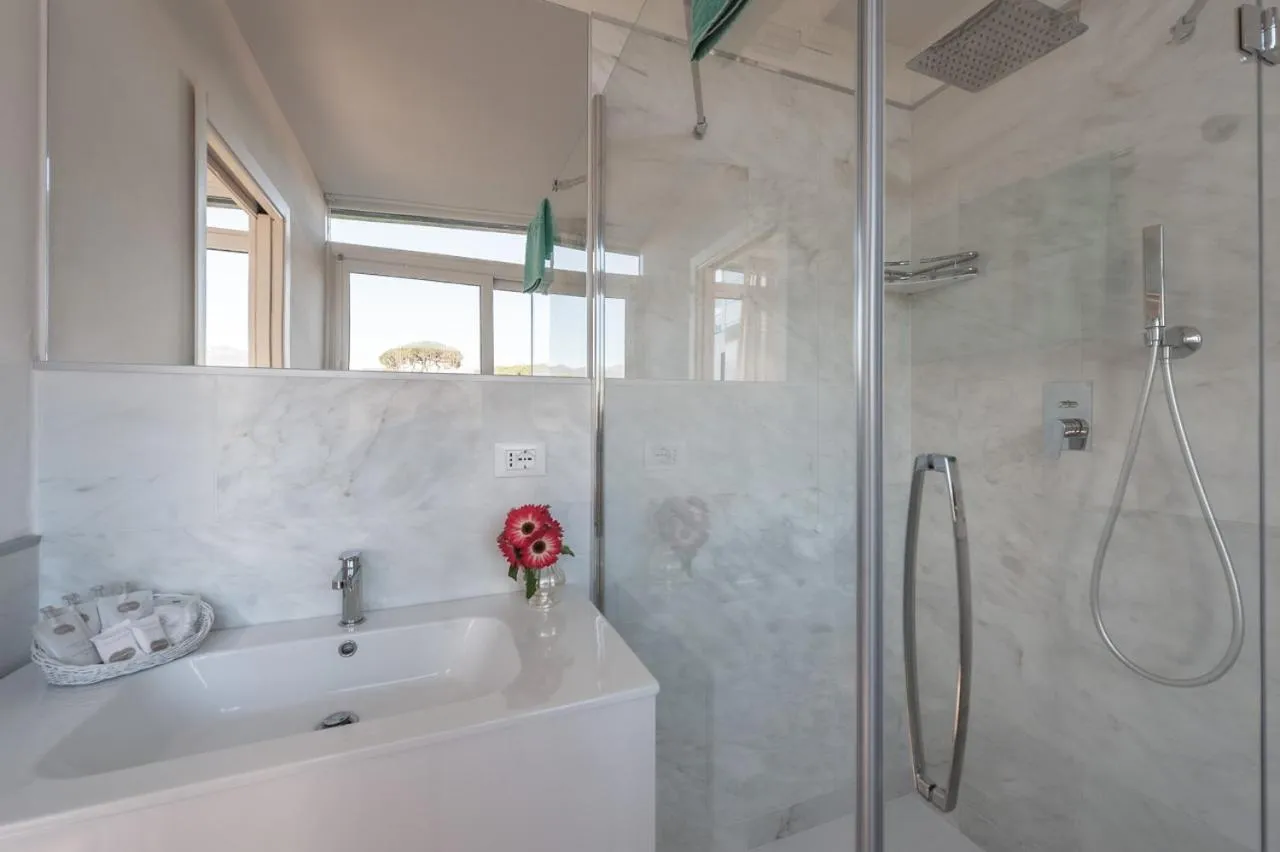 Restaurant/places to eat in President Hotel