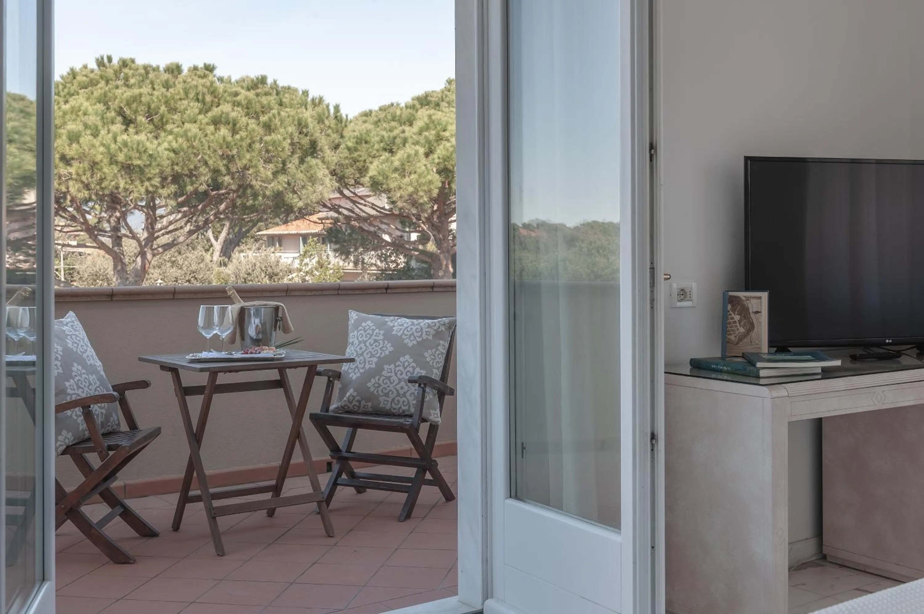 Communal lounge/ TV room in President Hotel