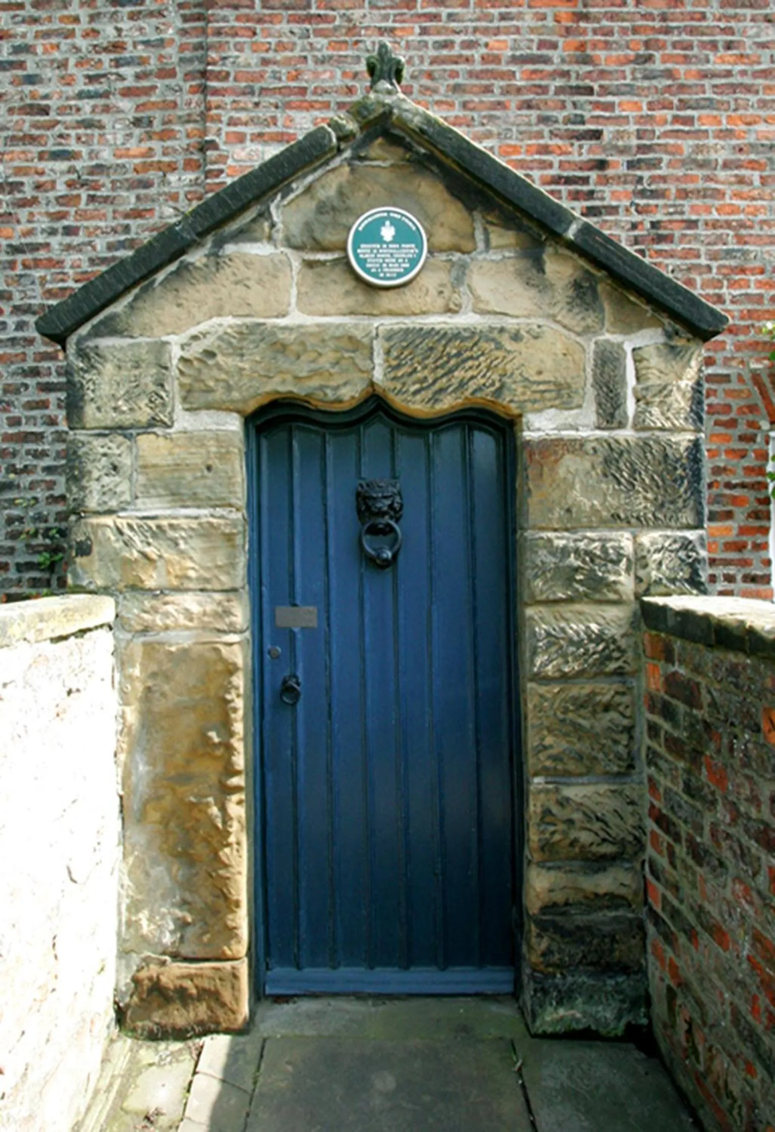 Facade/entrance in Porch House