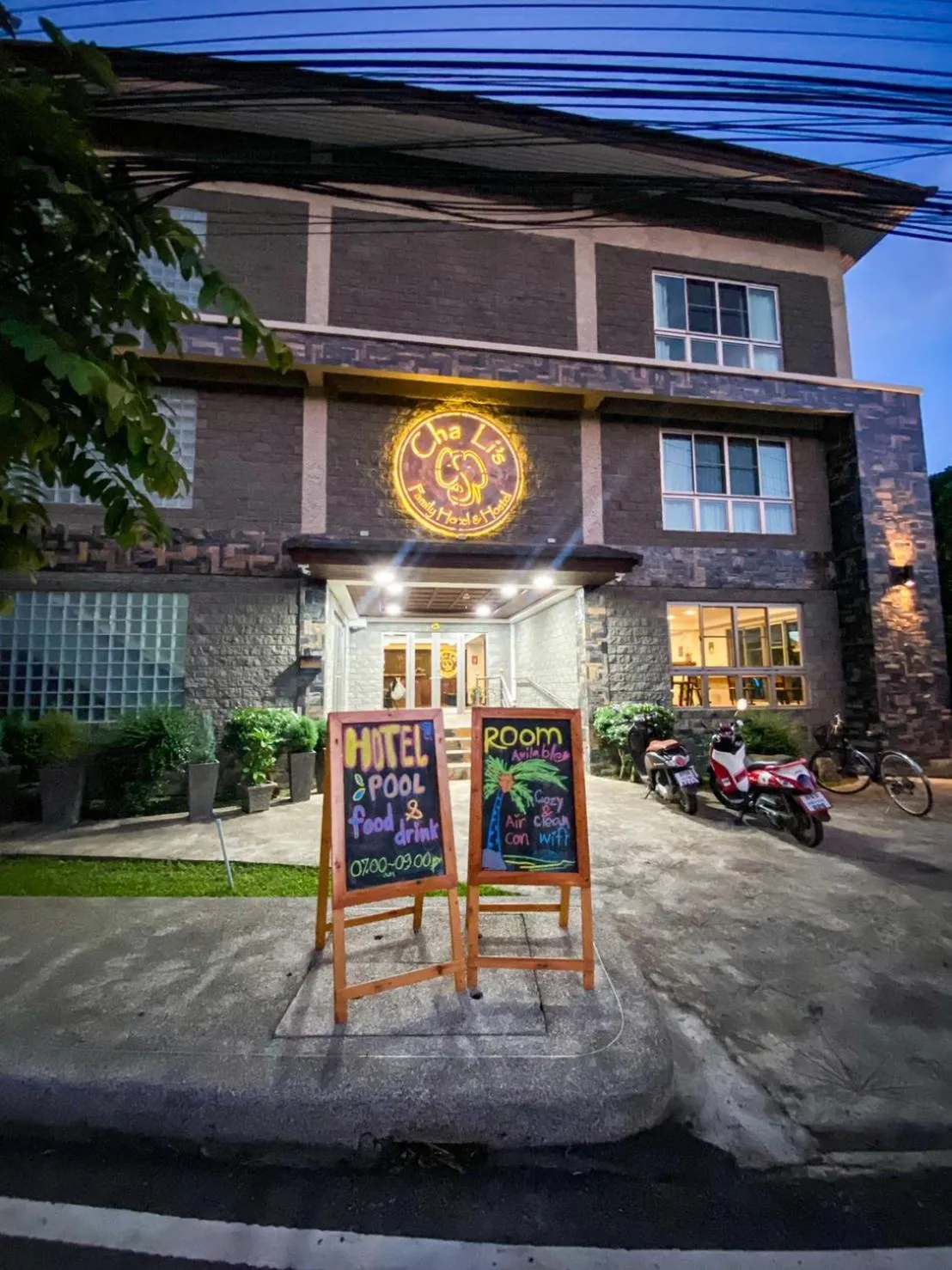 Property building in Cha Li's Family Hotel&Hostel