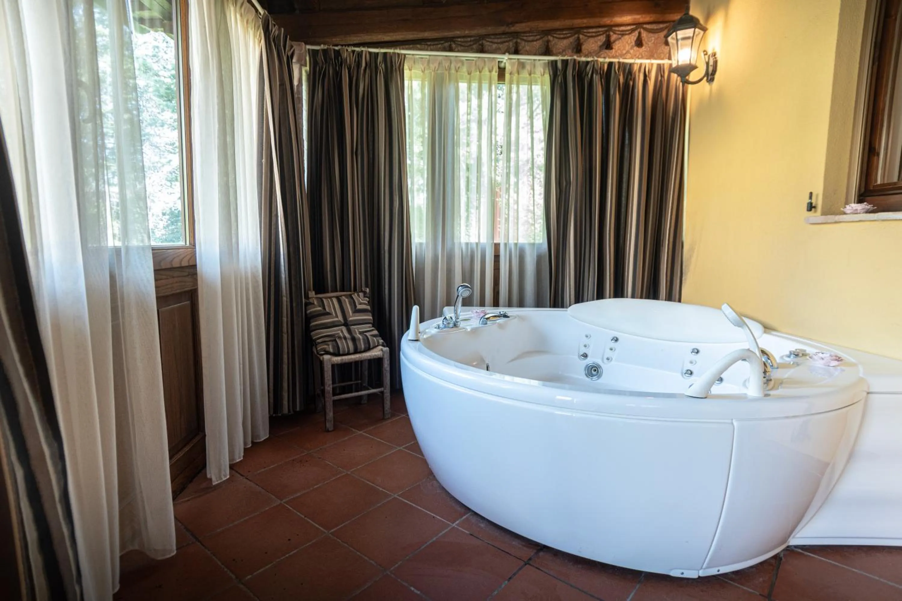 Hot Tub in Resort e Spa San Crispino