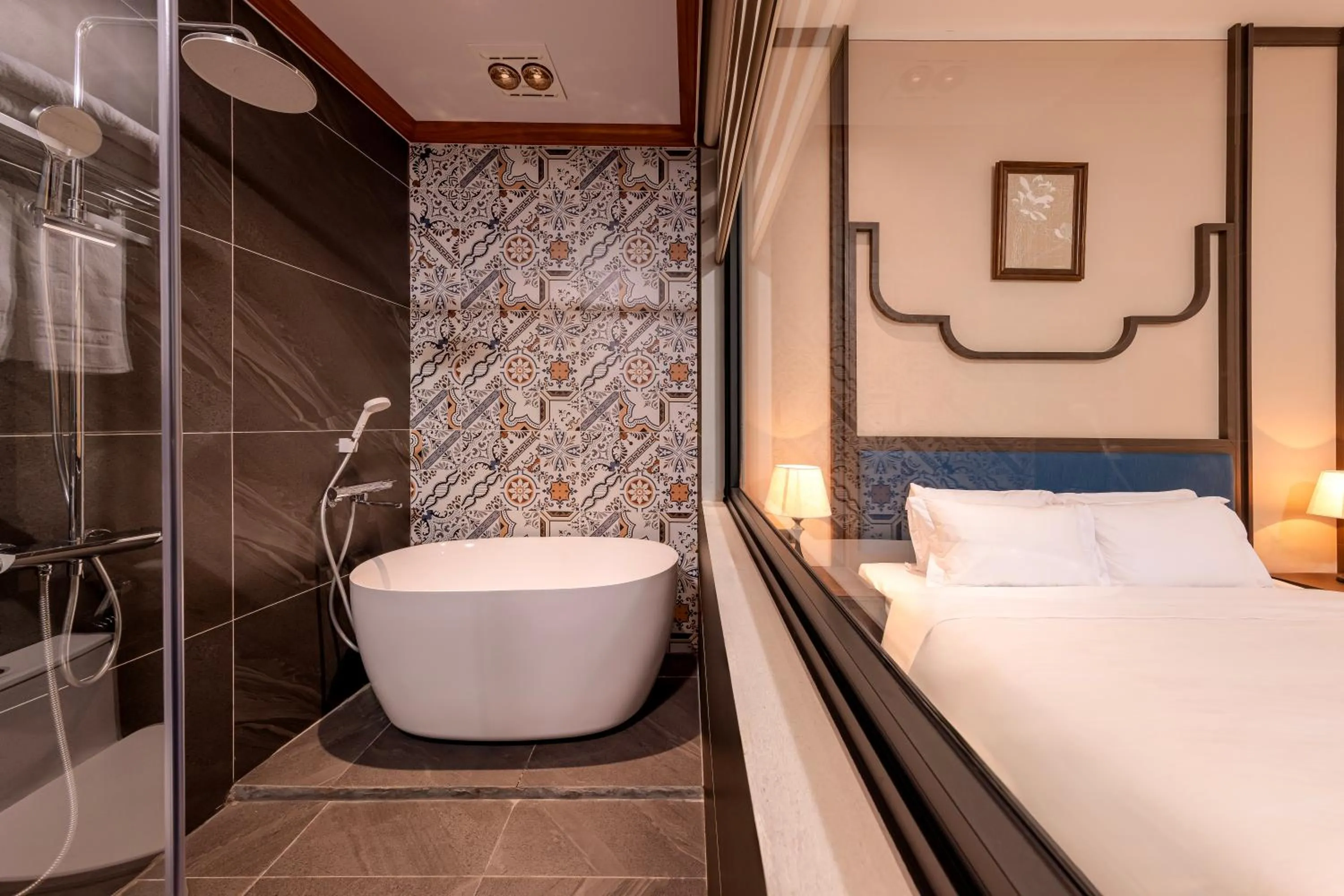 Bath, Bed in Tam Coc Center Luxury Hotel & Villa